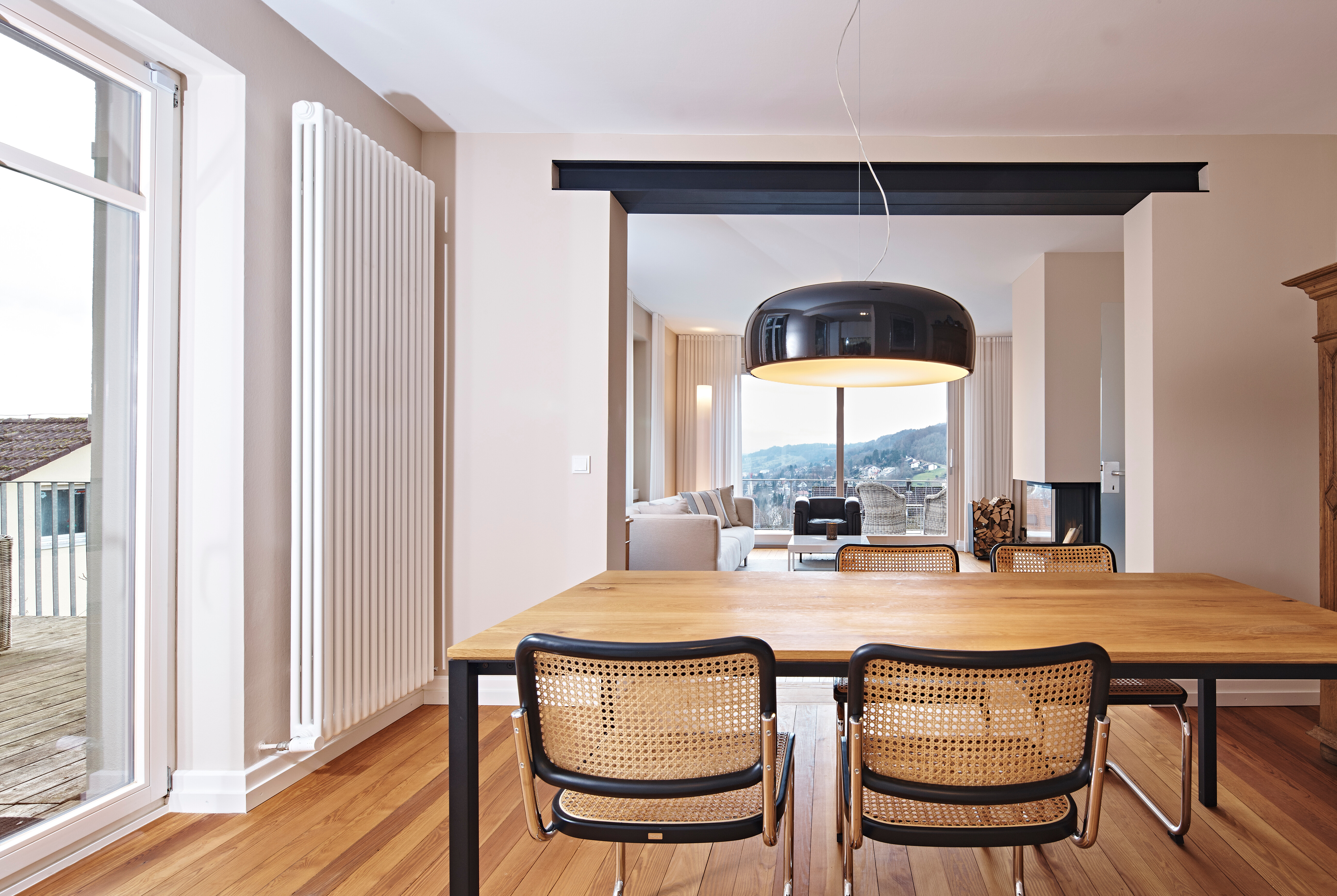 Eyecatcher im Essbereich ist die Hängeleuchte Smithfield, Design Jasper Morrison, von Flos.