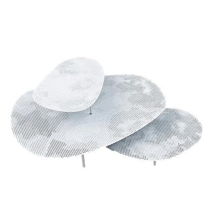 Couchtisch Moroso Cloud mit organisch geformten, gelochten Tischplatten in Weiß