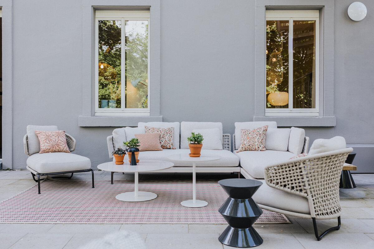 Loungebereich mit hellen Polstermöbeln, Beistelltischen und Teppich auf der Terrasse der Gartenmöbelausstellung in Waldshut bei Seipp Wohnen