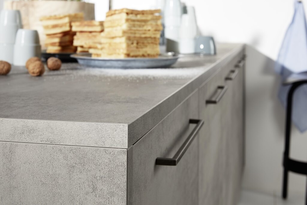 Nahaufnahme einer Nolte Küchenarbeitsplatte mit Tellern und Waffelgebäck