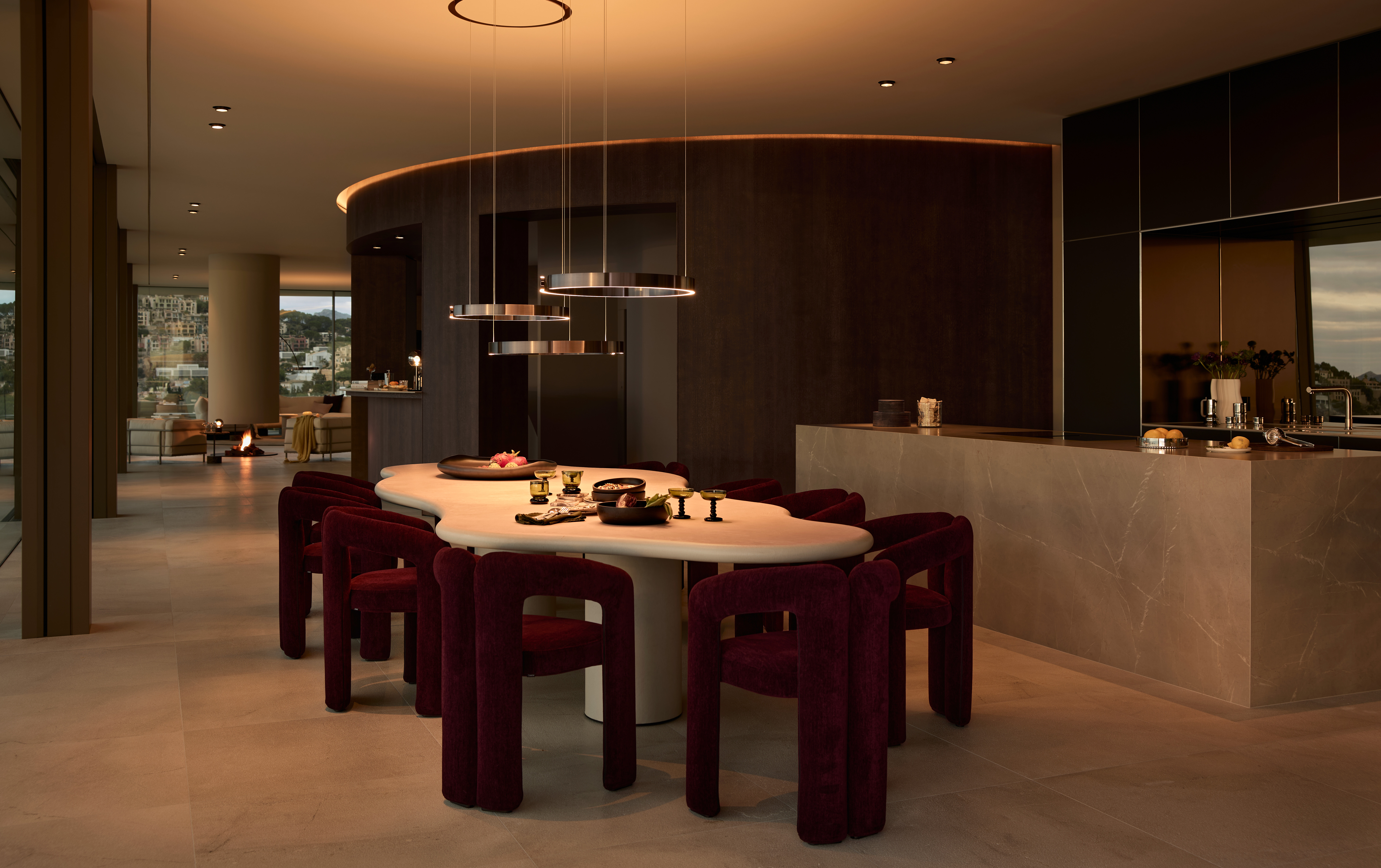 Essbereich mit drei Occhio Mito sospeso Pendelleuchten über organisch geformtem Tisch