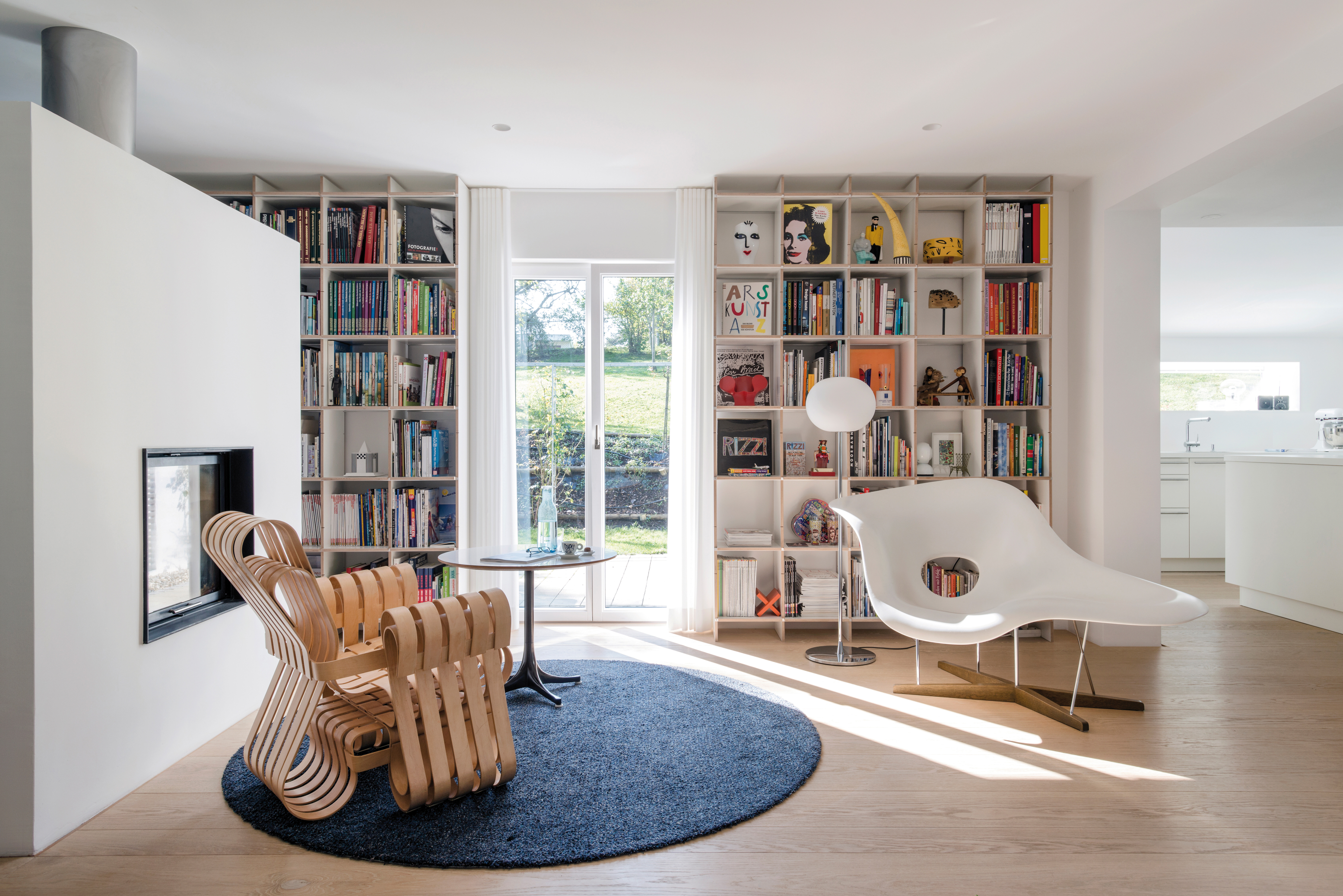 Zum Platznehmen laden ein: Sessel Powerplay, Design Frank O. Gehry und La Chaise, Design Charles & Ray Eames.