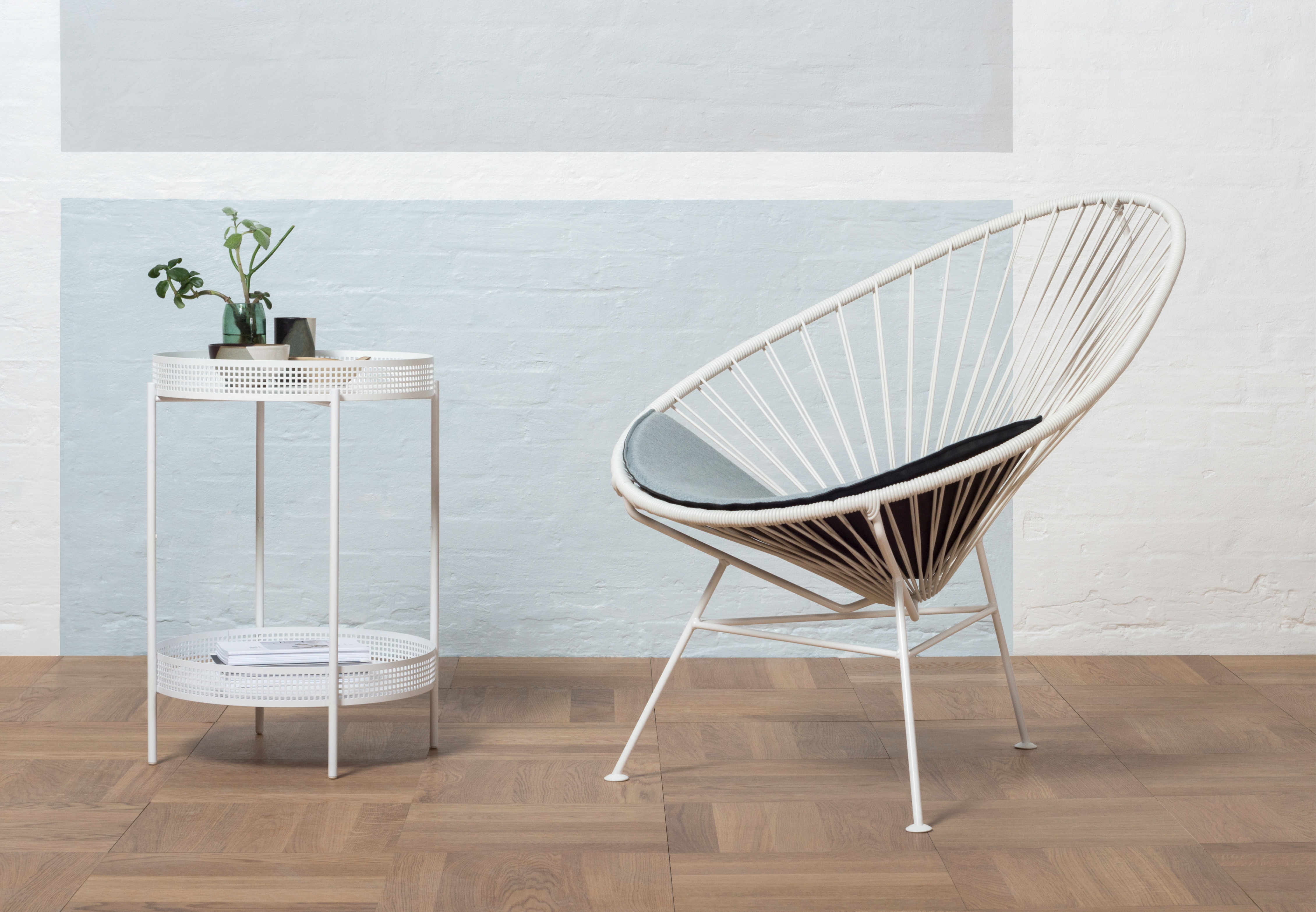 Runder Beistelltisch und Lounge-Stuhl von OK Design auf Holzfußboden
