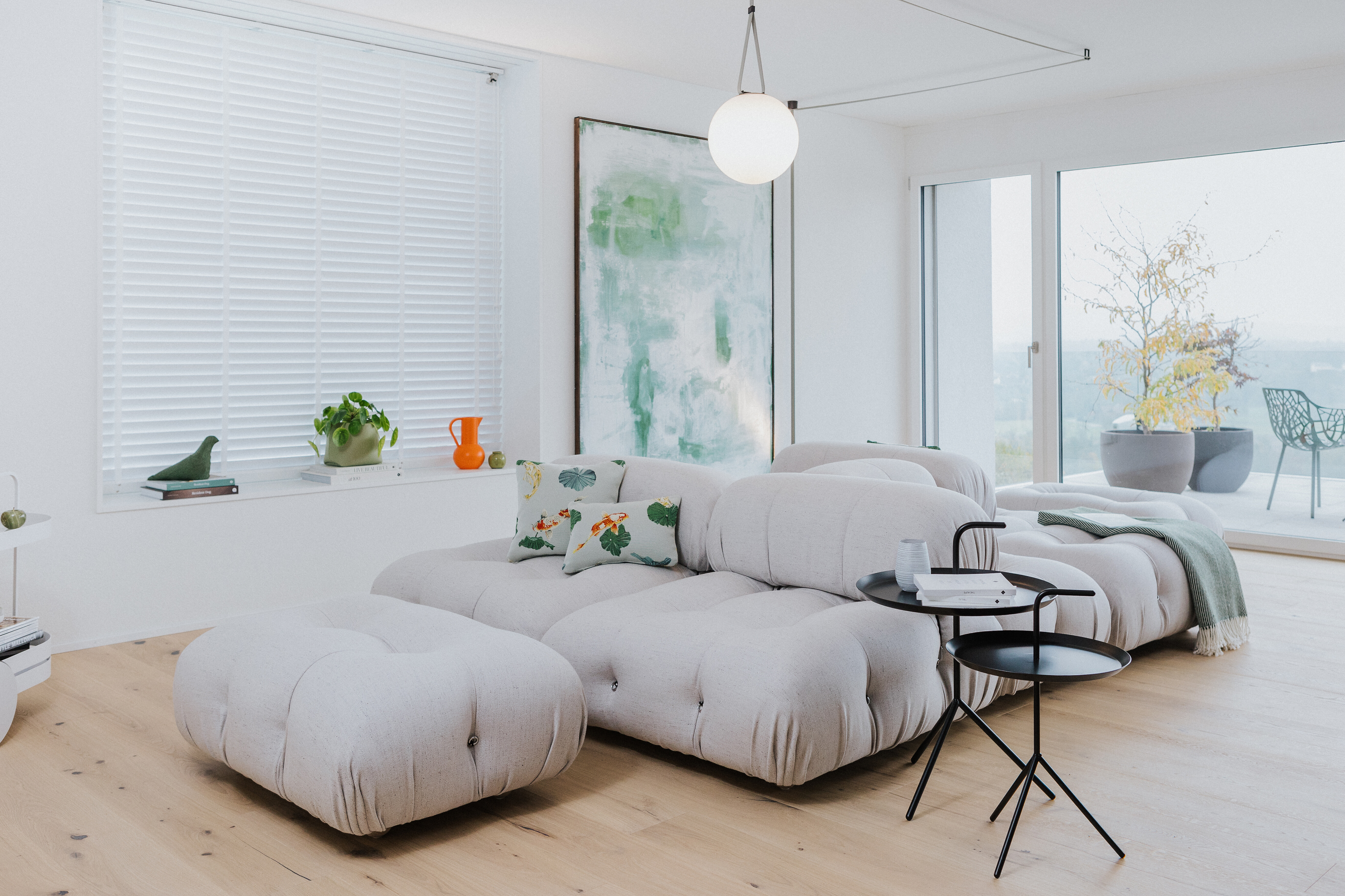 Polstergruppe Camaleonda, Design Mario Bellini 2020
Stoff Lube 2182101, Cat. Lusso Karabiner Edelstahl 
Schnur Nylon Fussausführung Massivholz Buche natur 

Beistelltisch Don`t Leave Me NEU
DLM, Stahl schwarz pulverbeschichtet, Design Thomas Bentzen, rund