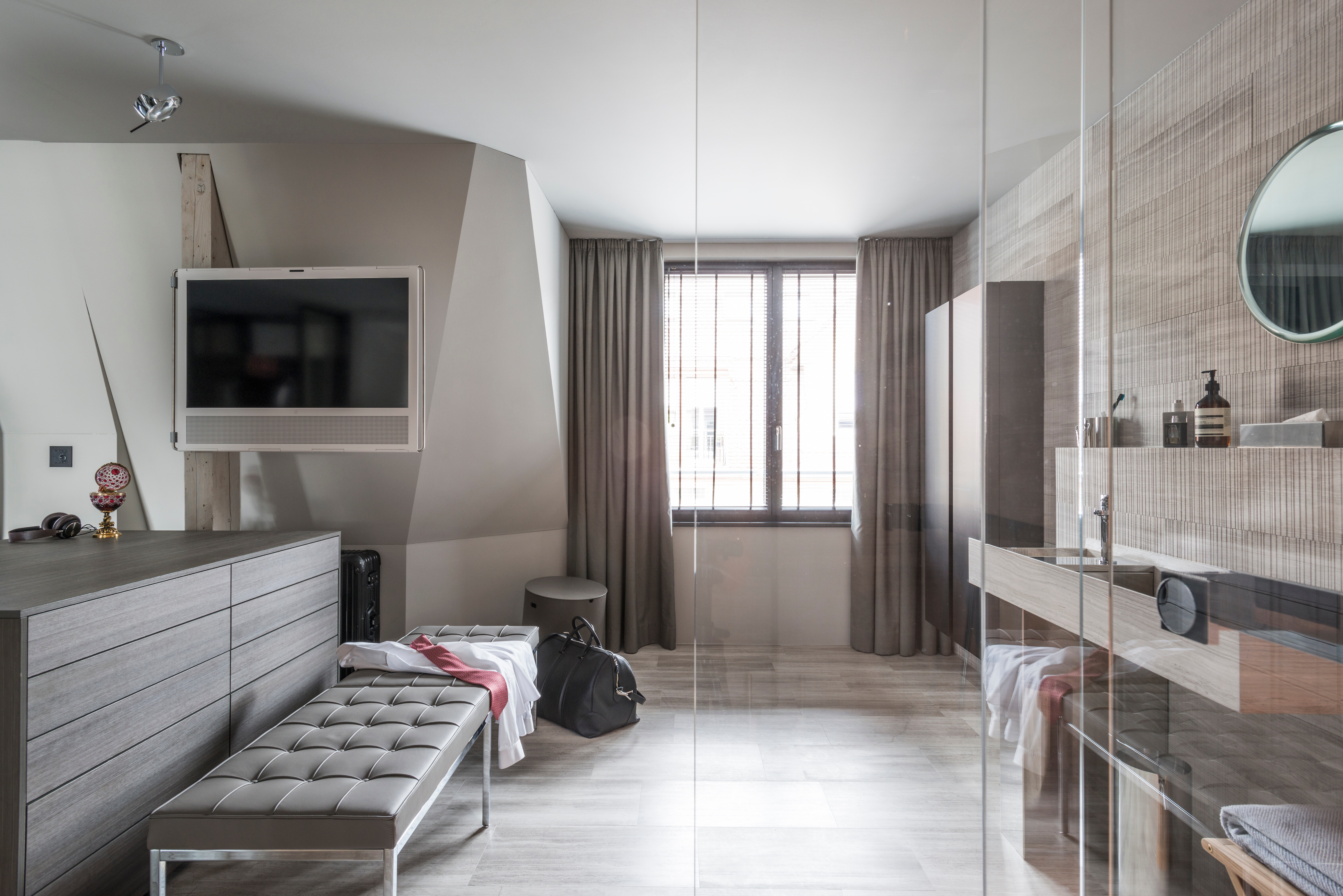 Kommode Isola von Porro, Sitzbank Florence von Knoll International.