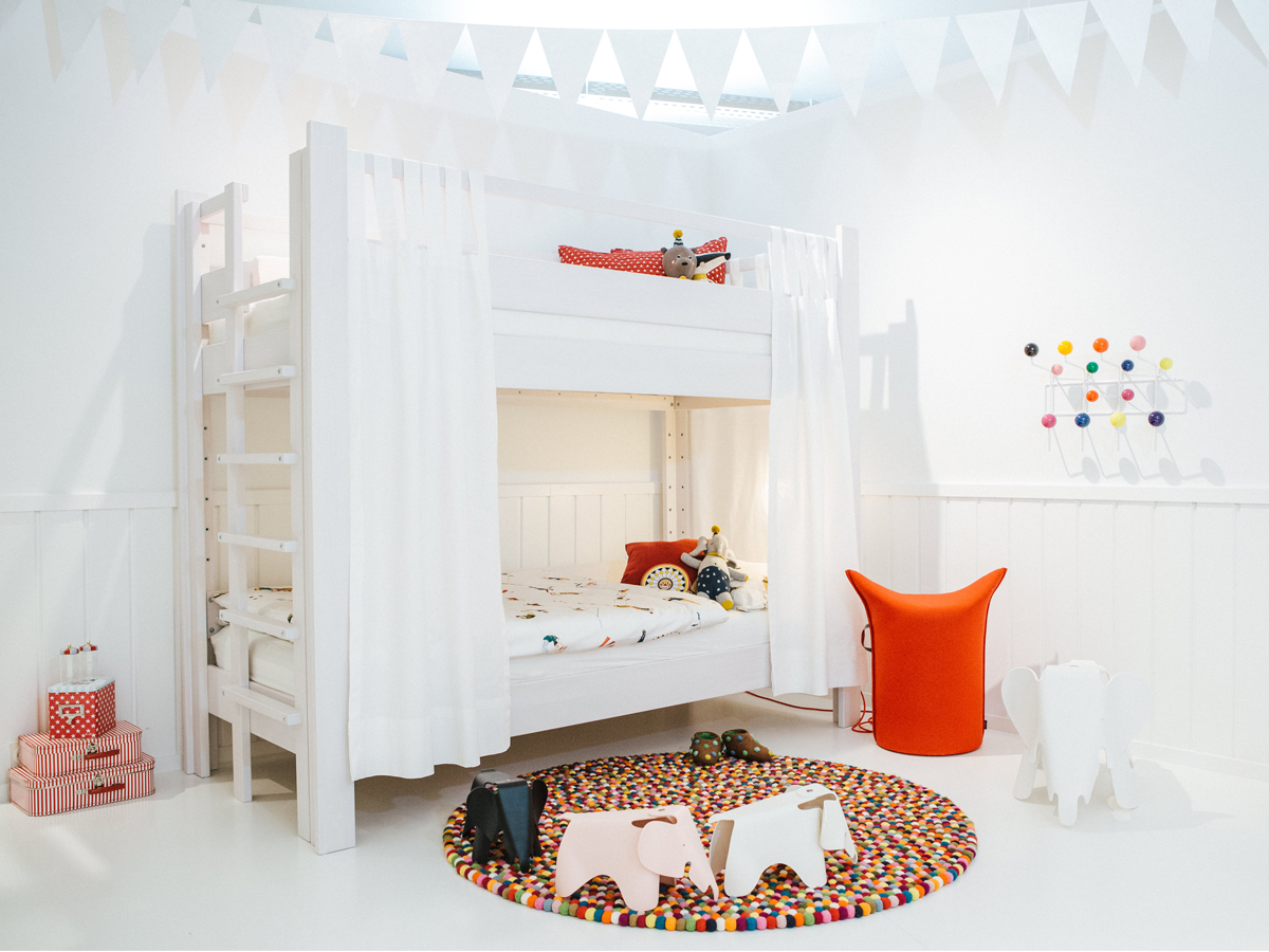 Kinderzimmer-Szene aus der Ausstellung 2025 bei Seipp Wohnen in Tiengen mit Hochbett, Teppich und buntem Spielzeug.