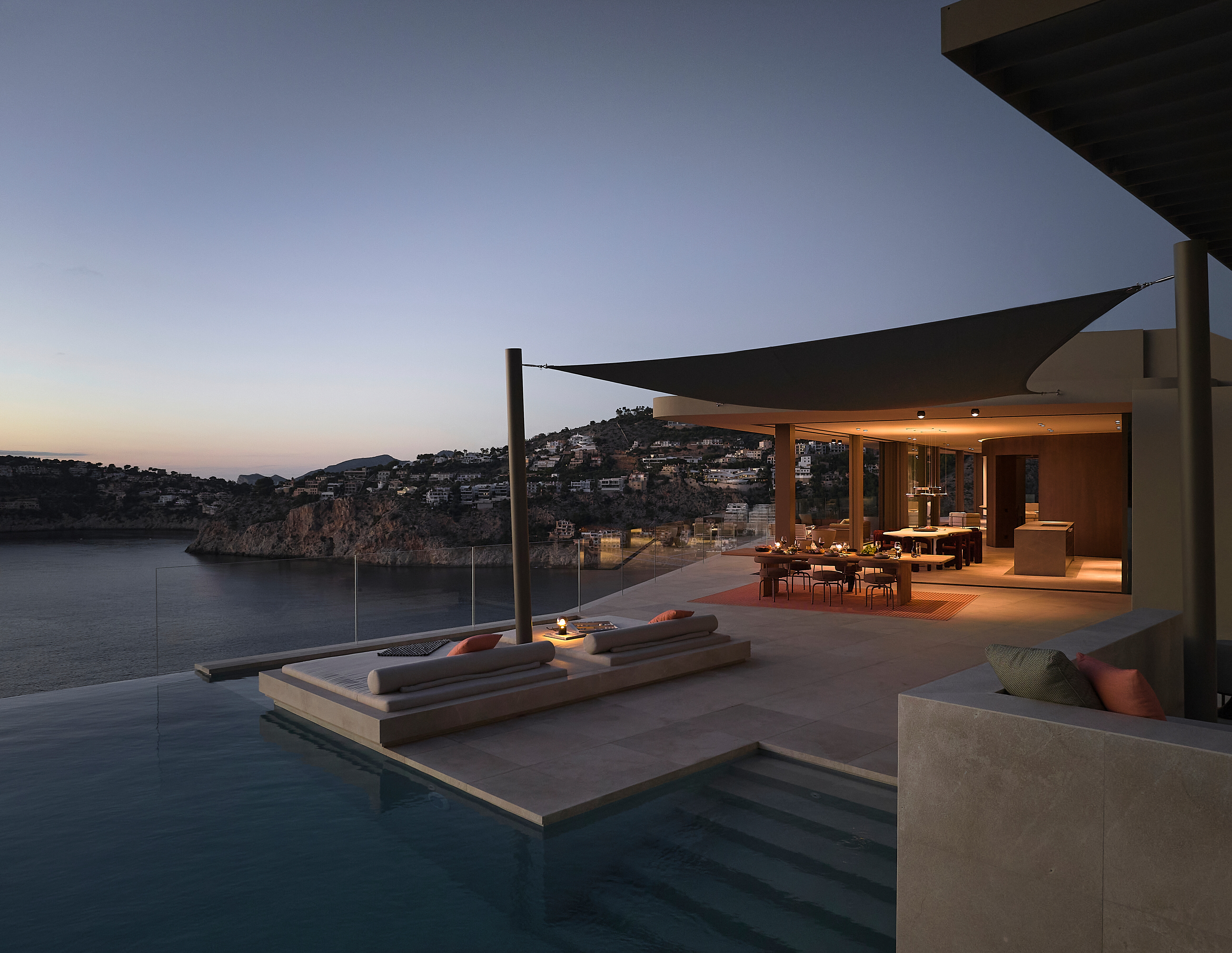 Moderne Terrasse bei Dämmerung mit indirekter Beleuchtung durch Occhio Leuchten