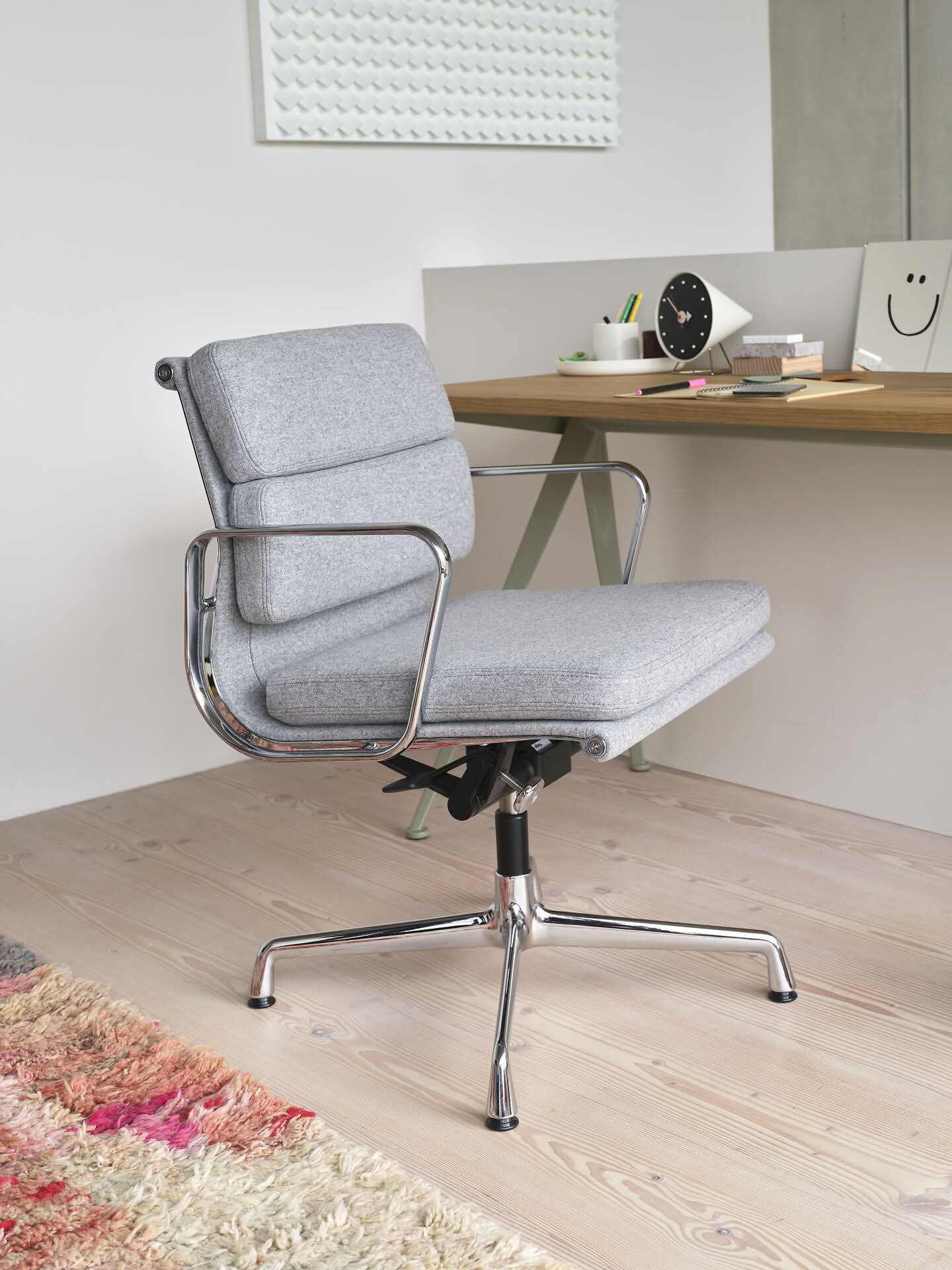grauer Vitra soft pad chair an Schreibtisch