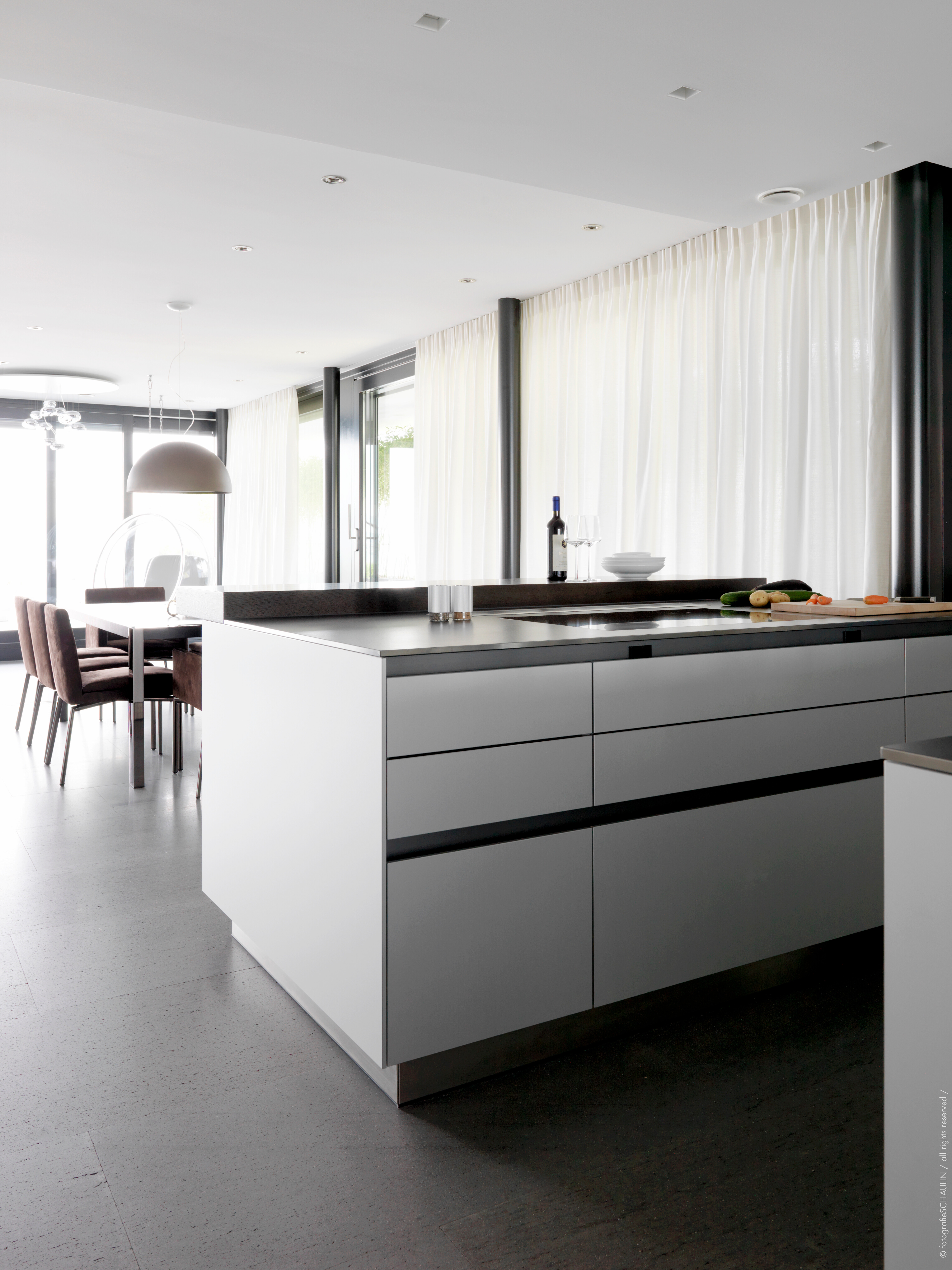 Essen: Esstisch Lennon, Stühle Manet, beides von Minotti, Hängeleuchte Skygarden, Flos.