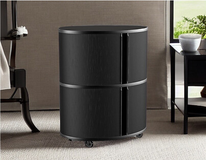 Schwarz lackierter Rollcontainer mit zwei geschwungenen Flügeltüren auf Teppichboden