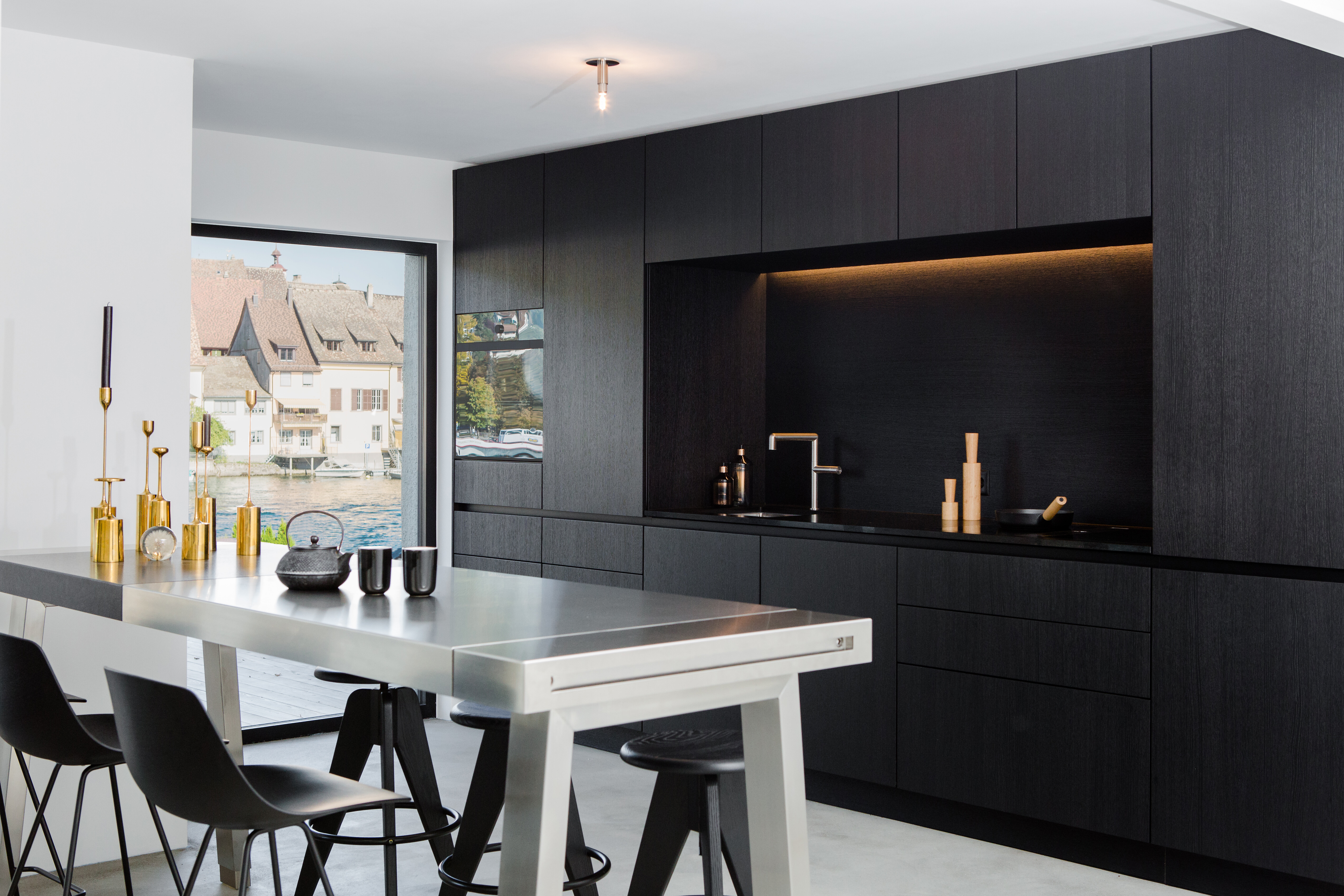 Die Funktionen der Küche sind gekonnt in die Architektur integriert.