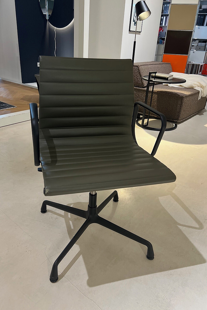 Aluminium Chair EA 132