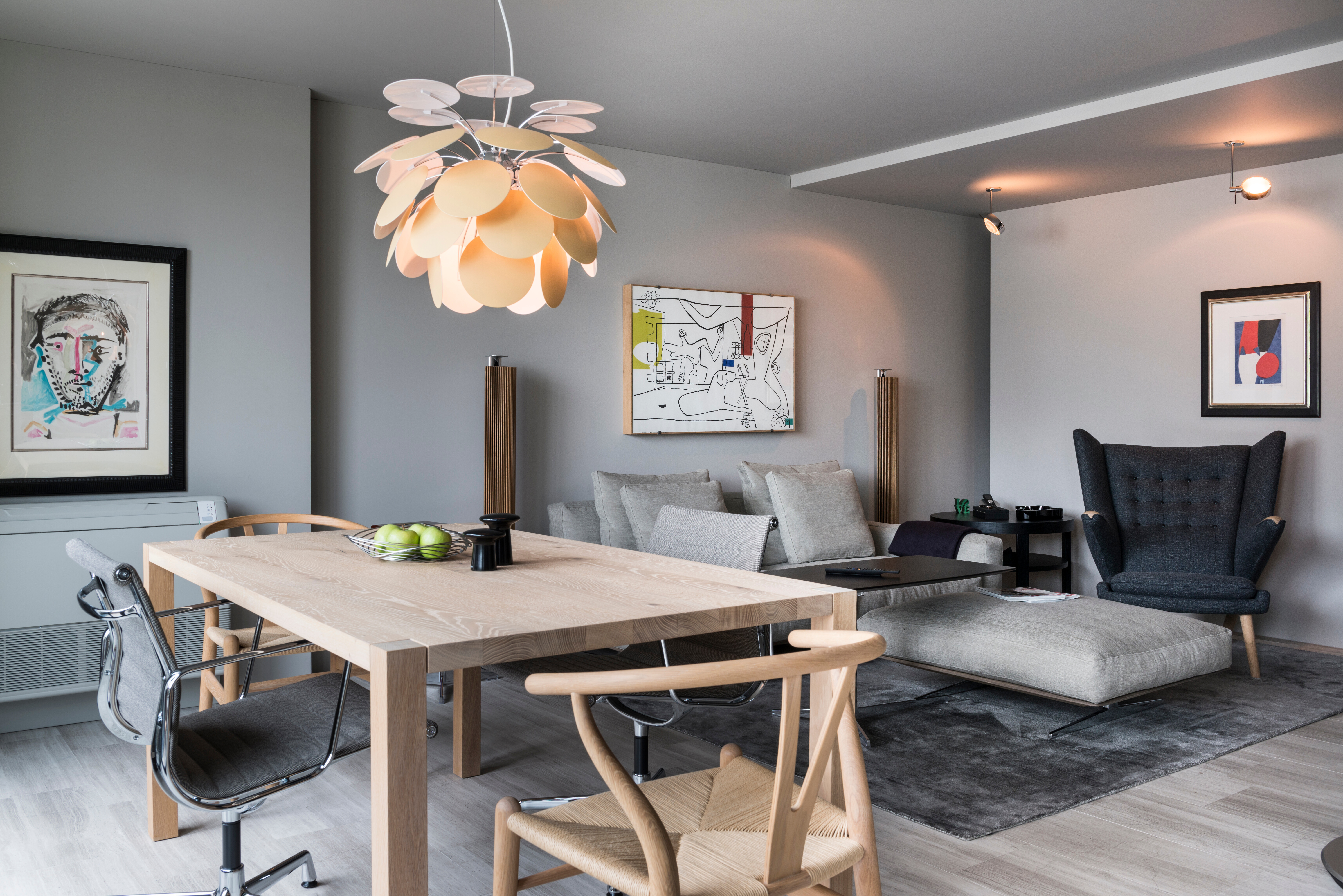 Esstisch Sloane von e15, Stuhl Y-Chair von Hans J. Wegner, Stuhl Aluminium Chair von Vitra, Design Ray & Charles Eames, Hängeleuchte Discoco von Marset.