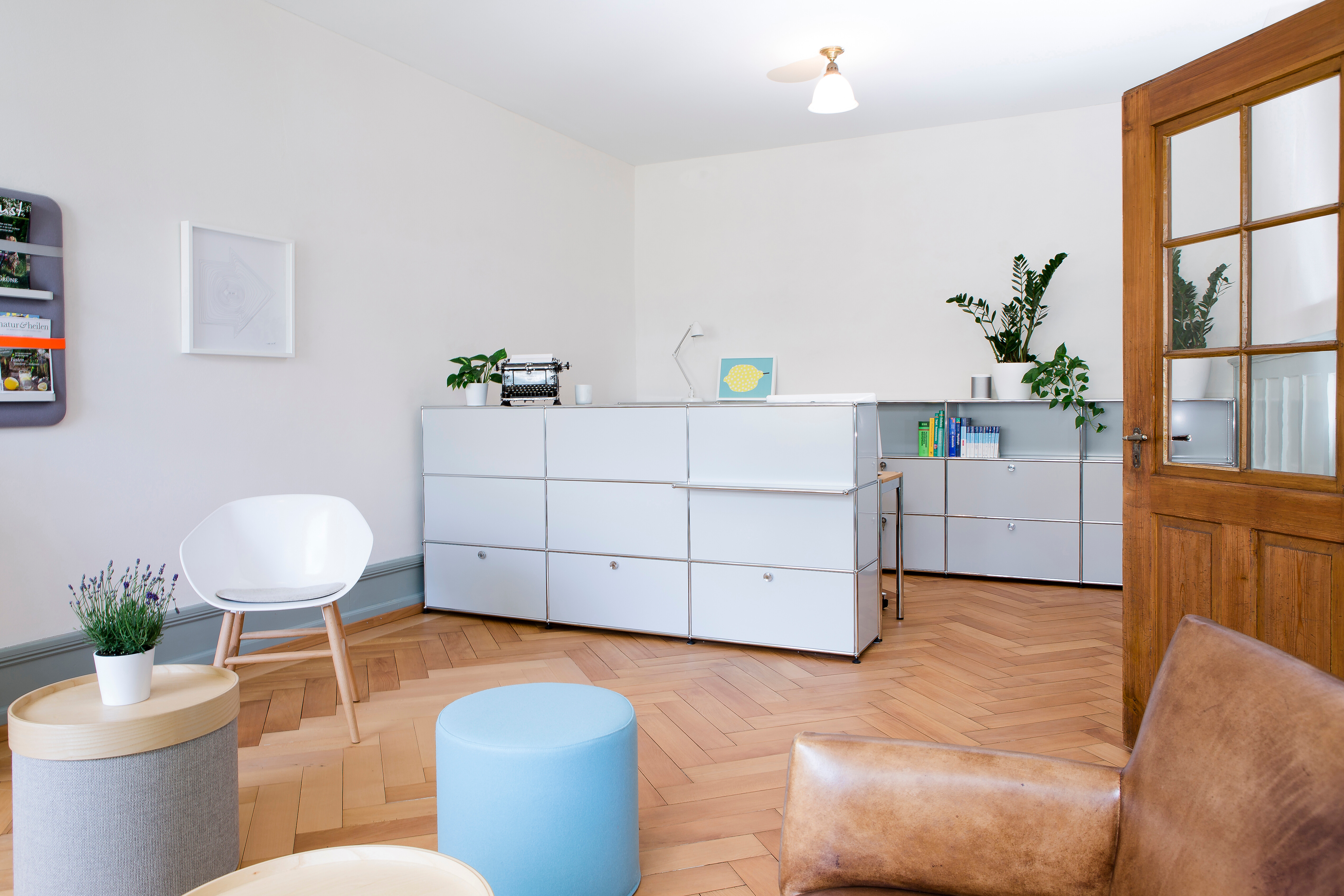 Bei der Einrichtung der Physiopraxis kommt es nicht nur darauf an, den Platz optimal auszunutzen, sondern vor allem darauf, dass sich die Patienten wohlfühlen und somit entspannen können. Der Leitgedanke der Physiopraxis ist, dass unser Körper als Ganzes