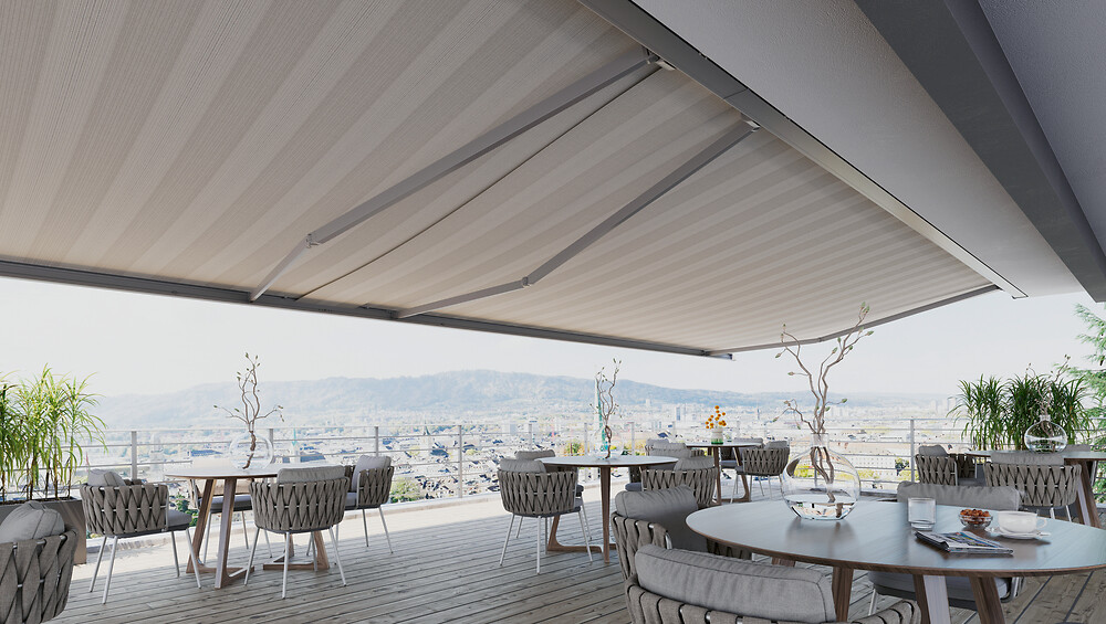 Ausfahrbare Markise über Restaurantterrasse mit Rundtischen und Stühlen