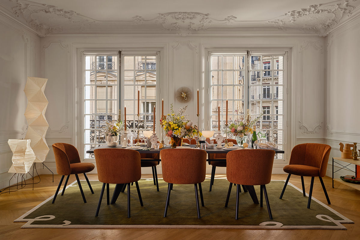 Festliches Esszimmer mit Vitra Möbeln: Mikado Stühle und Table S.A.M. Bois bilden harmonische Einheit. Akari Stehleuchten sorgen für stimmungsvolle Beleuchtung und besondere Note.