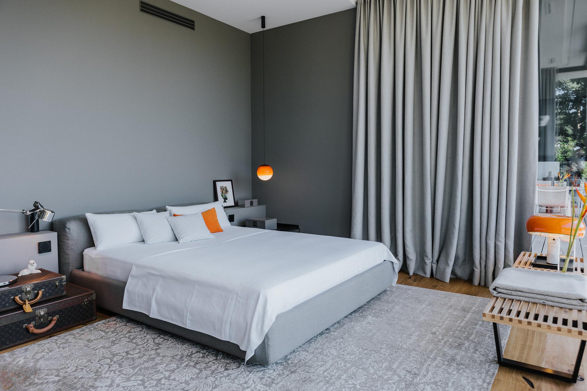 Hängeleuchte Dipping Light 20 von Marset 
Tischleuchte Job von Serien Lighting - nicht von uns und auch nicht mehr lieferbar!
Polsterbett Superoblong von Cappellini Designer Jasper Morrison
Nelson Bench von Vitra Design George Nelson Esche natur, Gestell