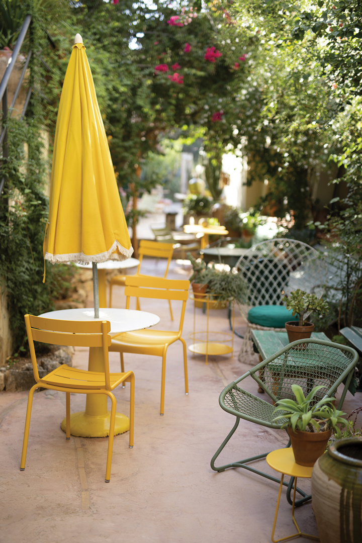 Möbel und Accessoires von Fermob Luxembourg sixties miel Ibiza