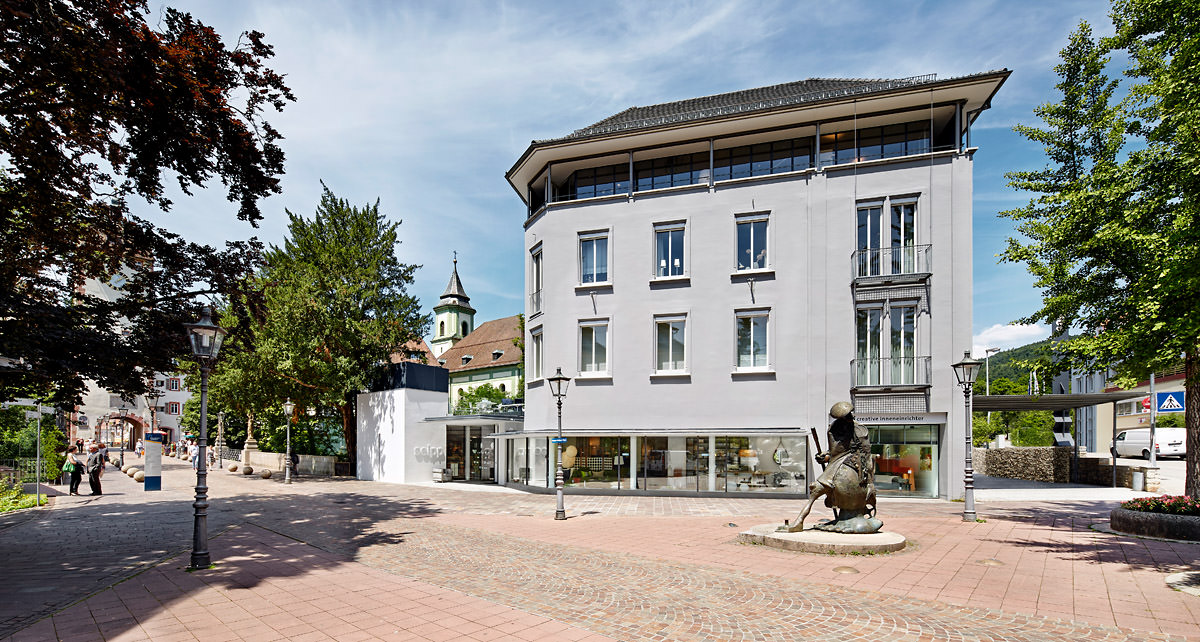 Seipp Wohnen in Waldshut mit klassizistischer Fassade, Schaufensterfront