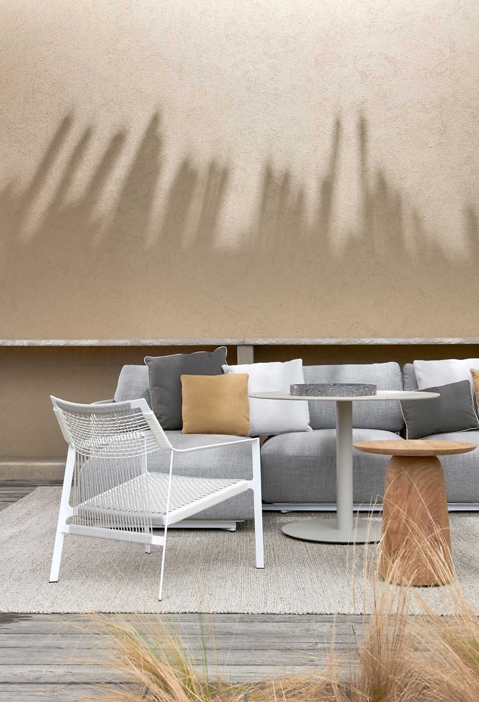 Polstergruppe Nodi mit Tunes Beistelltisch und Sessel von Tribu