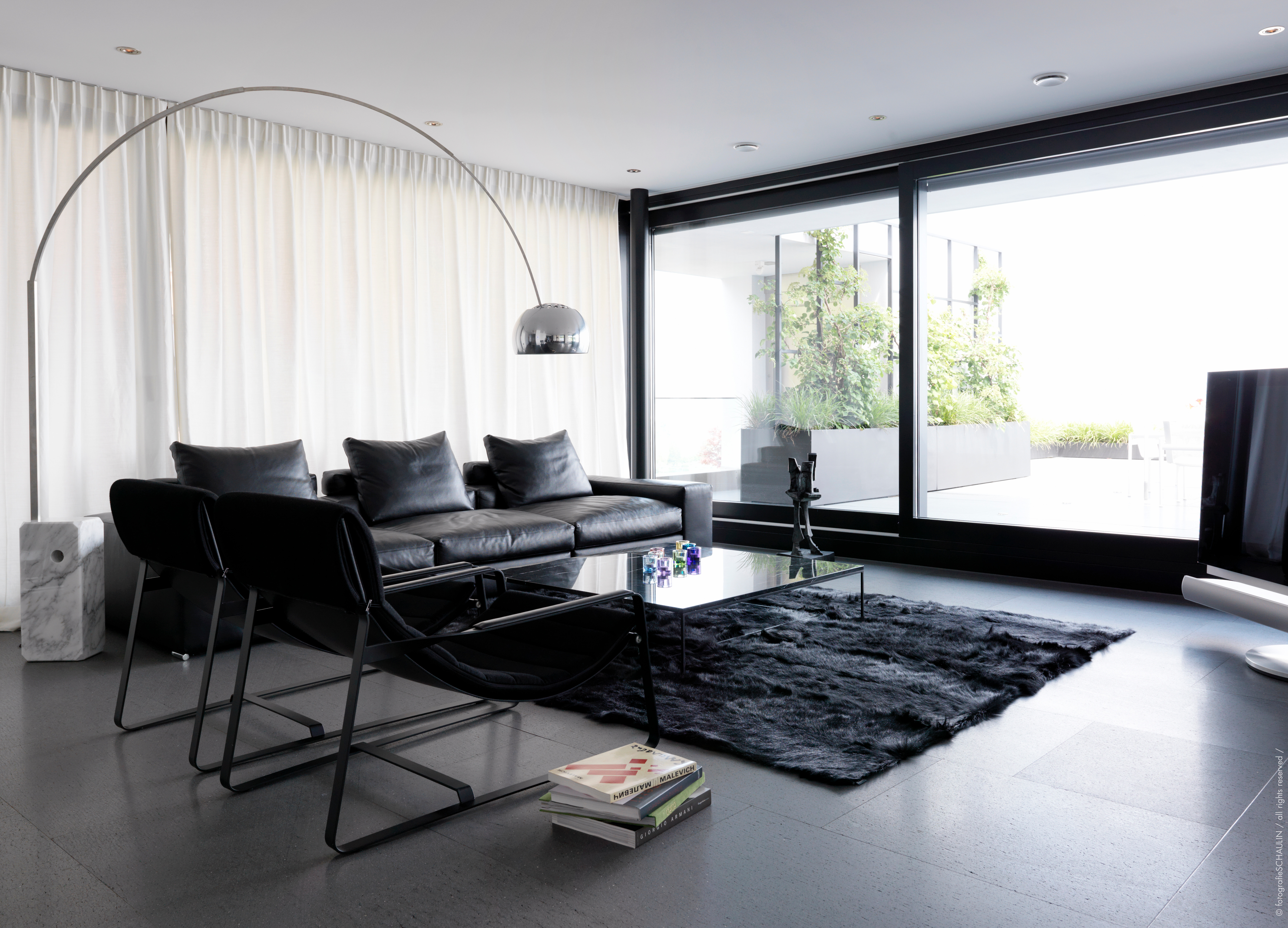 Wohnen: Ledersofa Jagger, Sessel Hopper, Tisch Calder, Ziegenfellteppich Kidassia Carpet, alles von Minotti, Stehleuchte Arco, Flos.