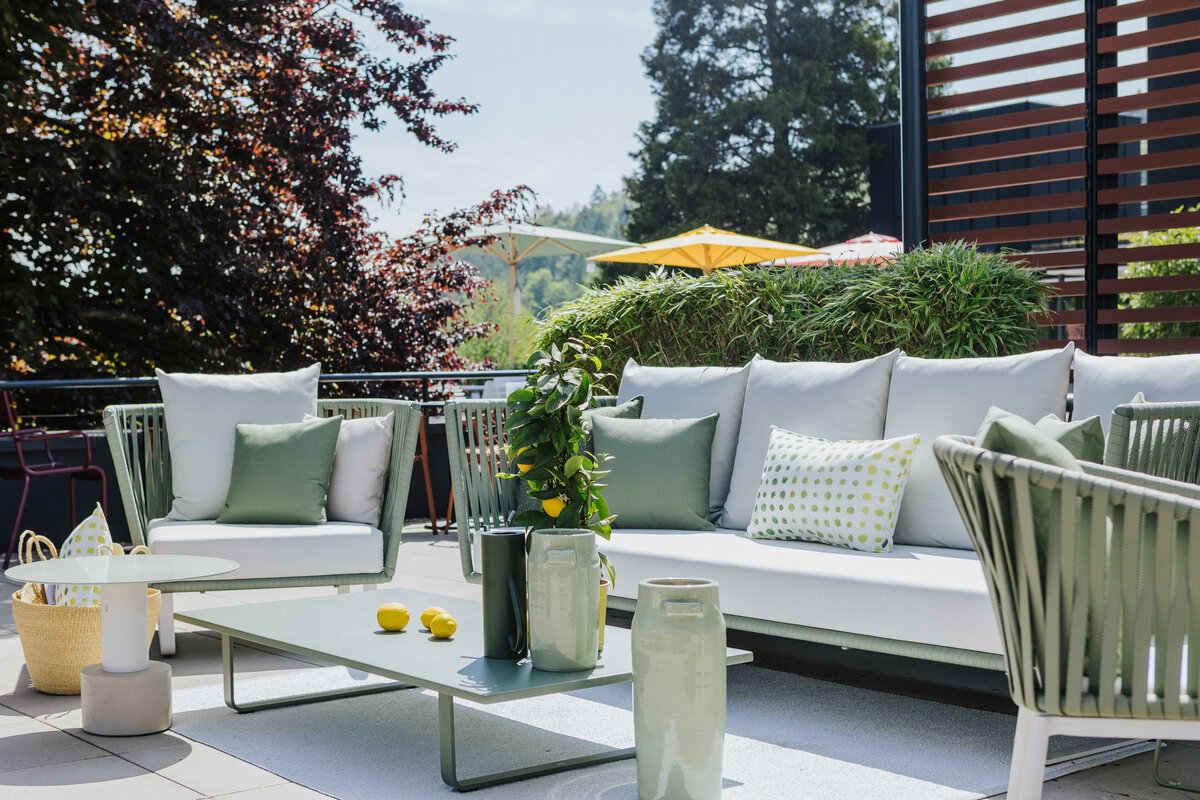 Detailansicht der hellgrünen Outdoor-Sitzgruppe auf der Dachterrasse der Gartenmöbelausstellung Tiengen