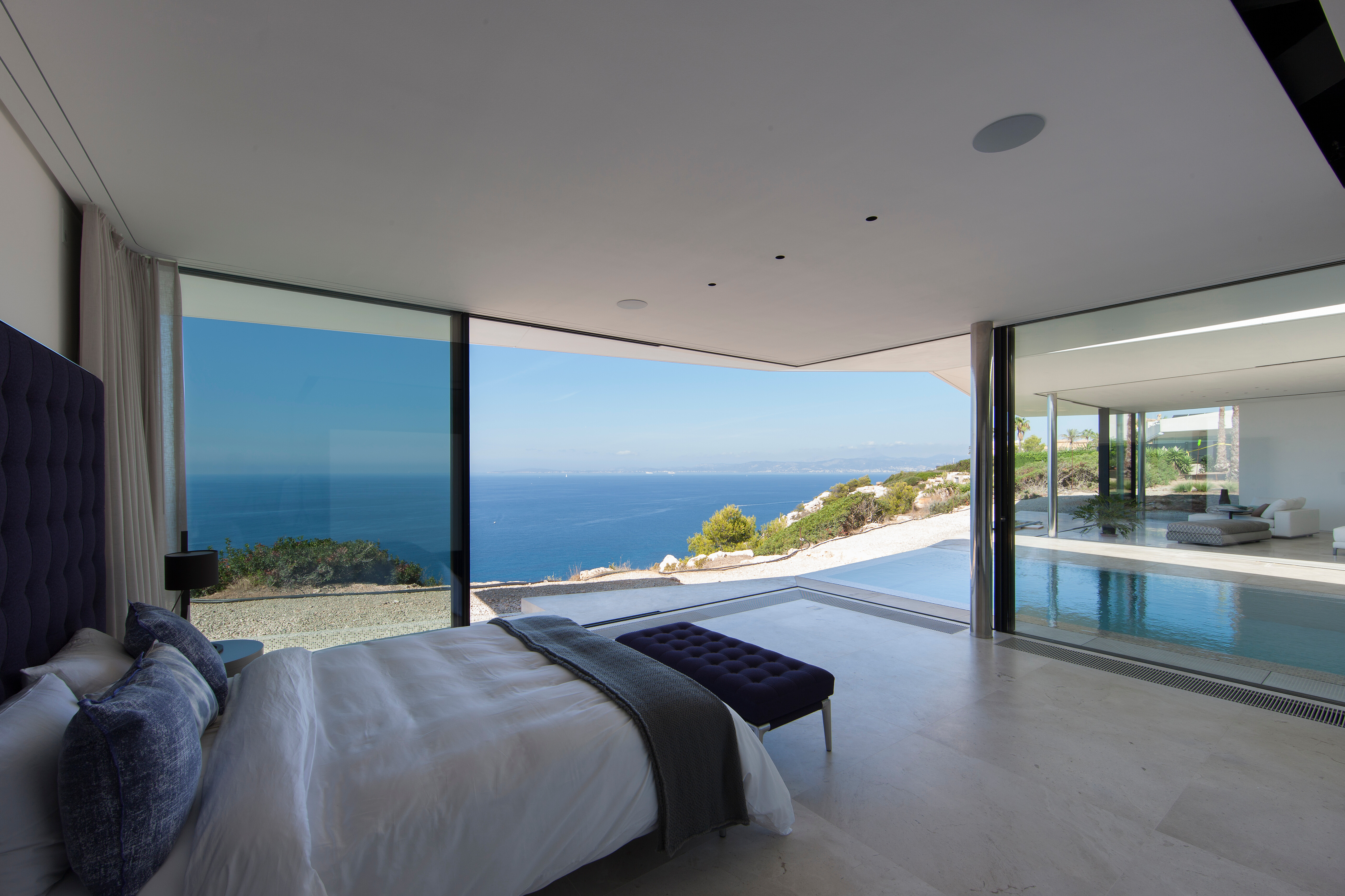 Die Immobilie unserer Kunden auf Mallorca ist ein wahrer Traum. Die Glasfronten zum Innenhof lassen sich komplett öffnen. Um ein harmonisches Bild zu schaffen sind Innen- und Außenbereich perfekt aufeinander abgestimmt. Es überzeugt die helle Farbwahl. Zu