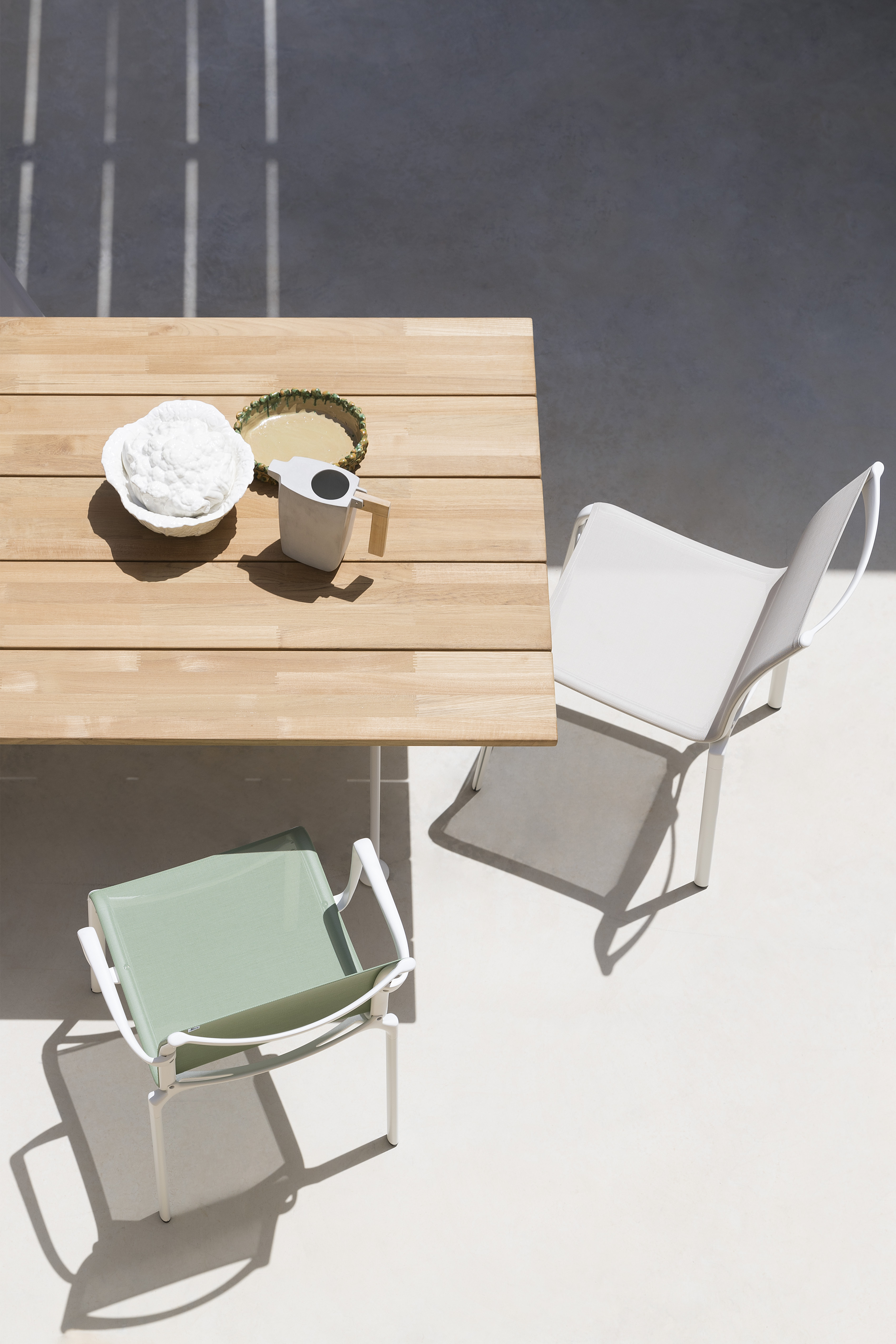 Tisch mit zwei Stühlen der Firma Alias in Vogelperspektive