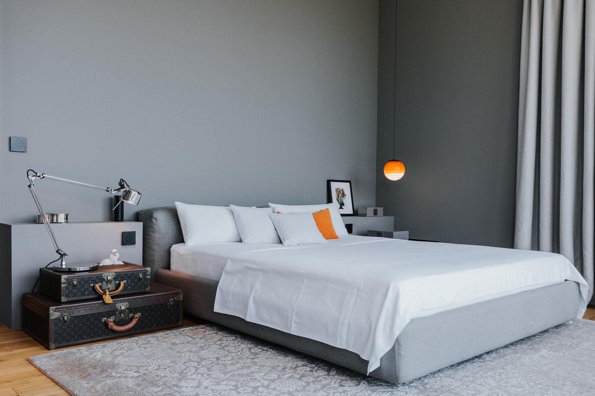 Hängeleuchte Dipping Light 20 von Marset 
Tischleuchte Job von Serien Lighting - nicht von uns und auch nicht mehr lieferbar!
Polsterbett Superoblong von Cappellini Designer Jasper Morrison