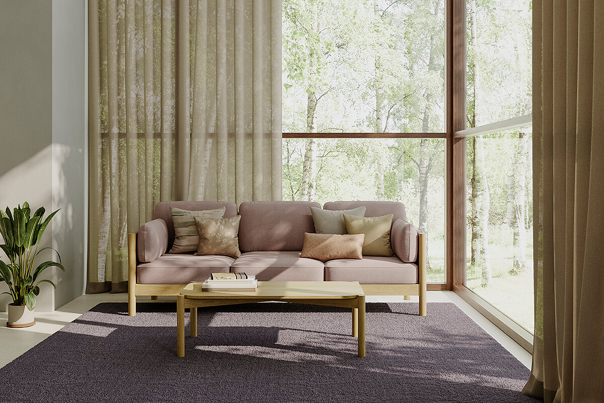 Zweisitzer-Sofa mit Holzgestell vor bodenlangen Vorhängen in lichtdurchlässigem Beige