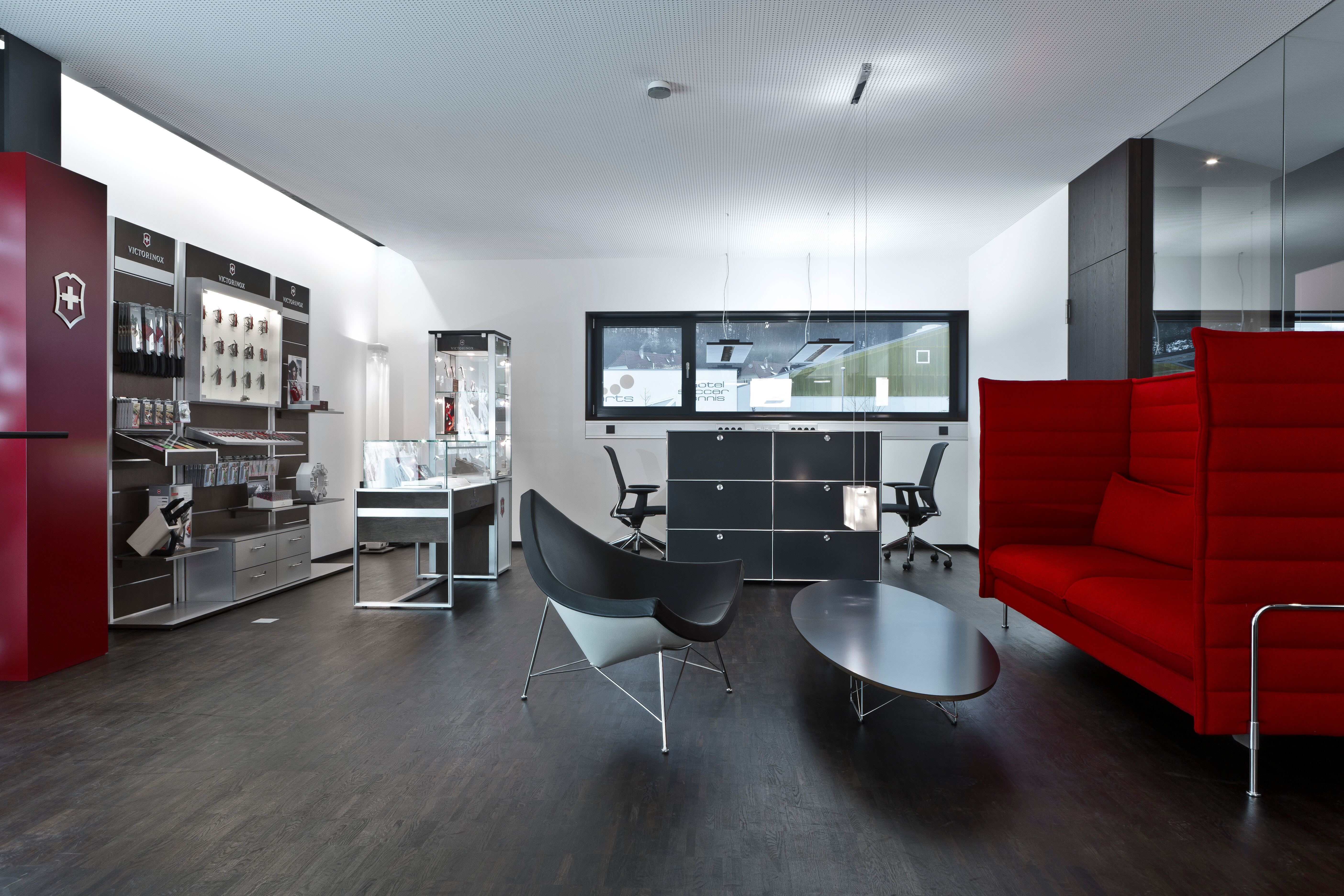 Showroom Victorinox mit Sofa Alcove, Beistelltisch Elliptical, Coconut Chair, Vitra.