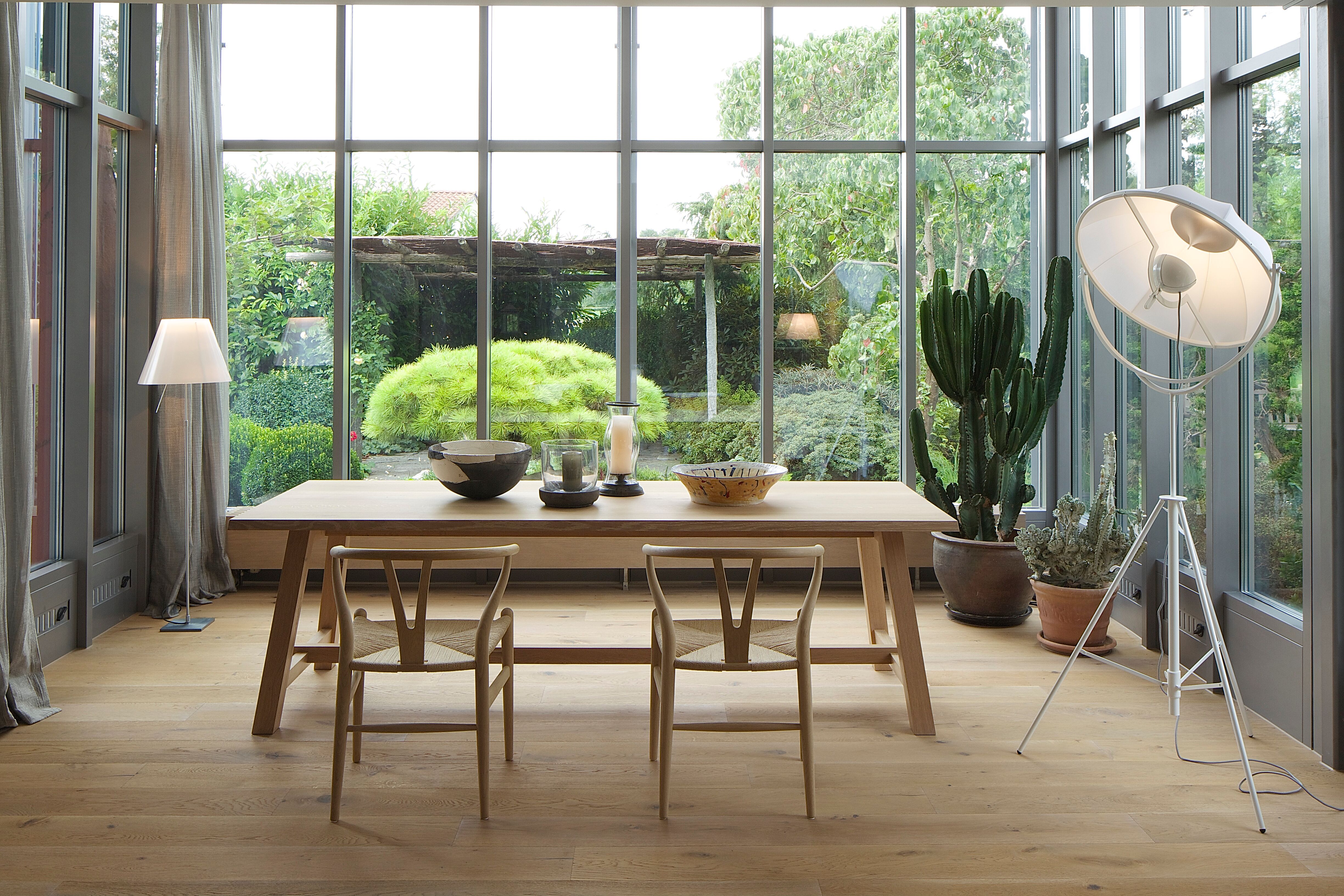 Stehleuchte Fortuny von Pallucco mit großem Reflektor vor Panoramafenster