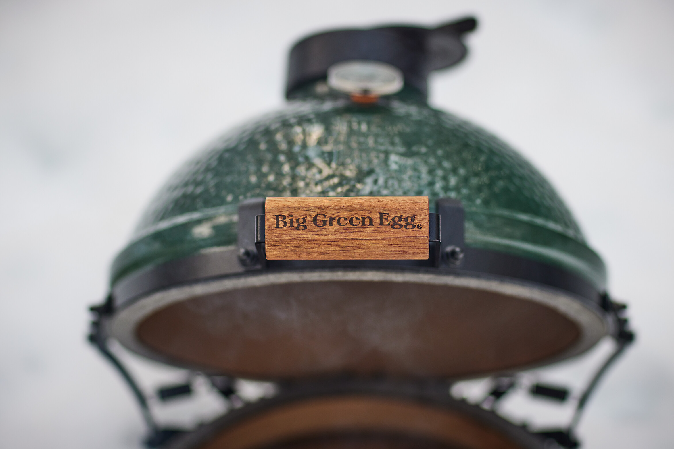 Grüner Keramikgrill Big Green Egg MiniMax mit geöffnetem Deckel
