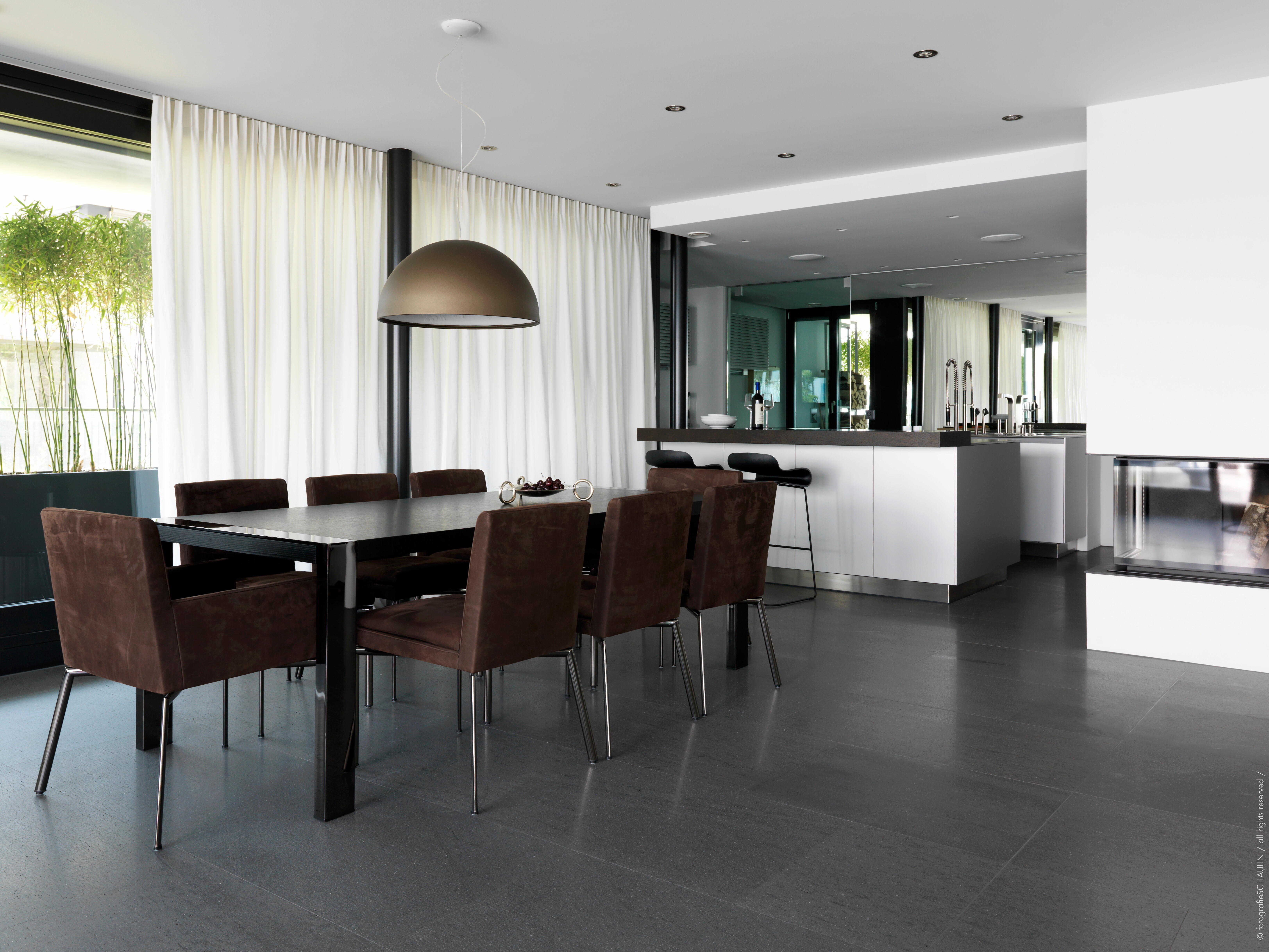 Essen: Esstisch Lennon, Stühle Manet, beides von Minotti, Hängeleuchte Skygarden, Flos.