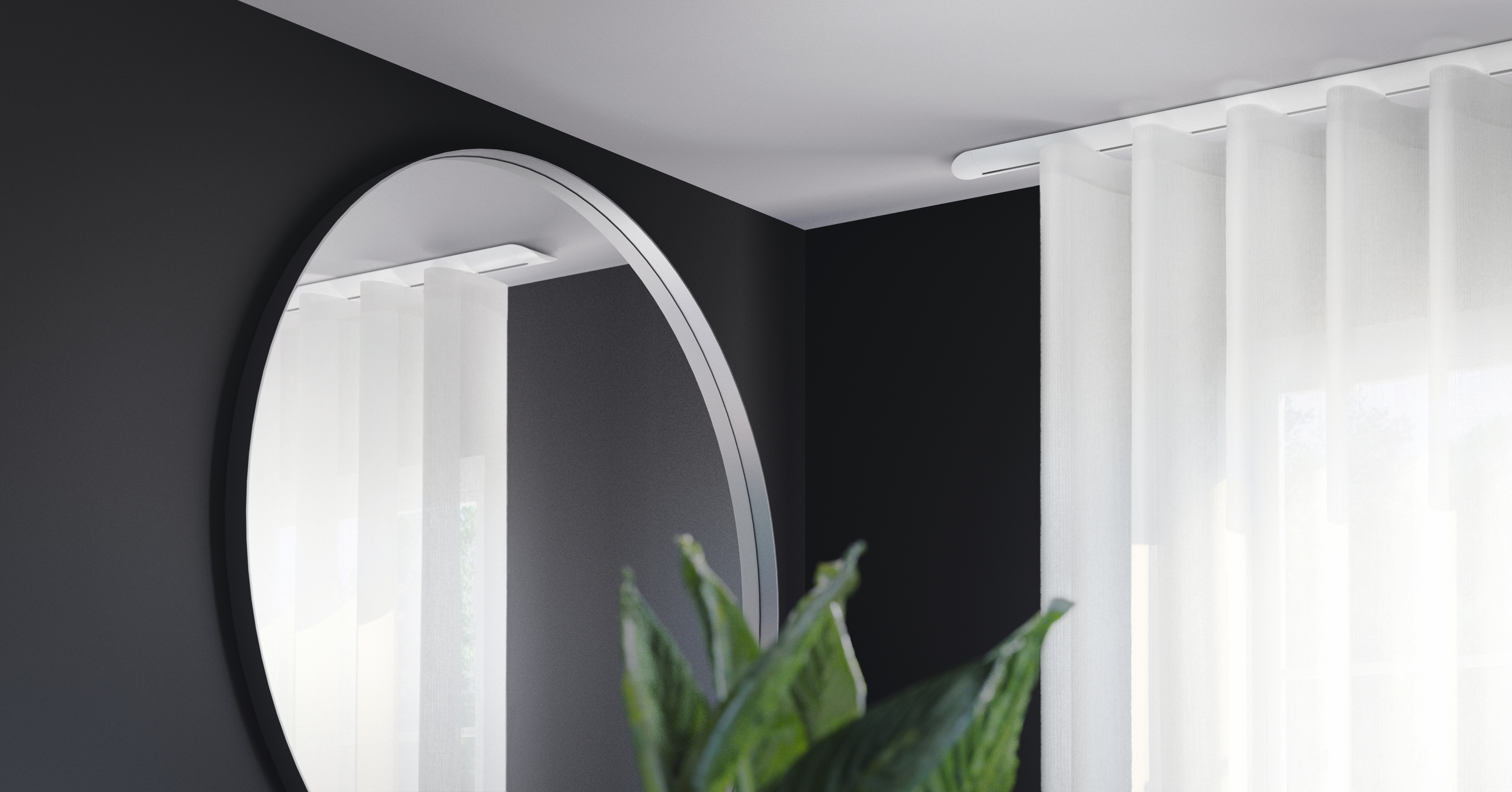 Weißer Vorhang an runder Gardinenschiene vor schwarzer Wand mit großem Rundspiegel