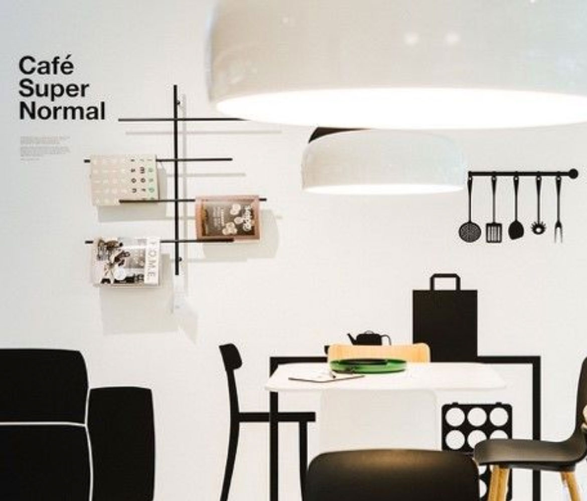 Wandgestaltung im Café Super Normal mit grafischen Möbelsilhouetten, Küchenutensilien, realer Tischszene und großformatigen Leuchten