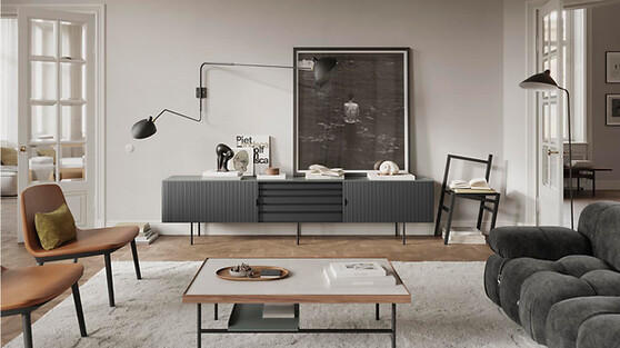 Großzügiges Sideboard mit Lamellenfront in dunklem Grau vor Wand mit Hängelampe