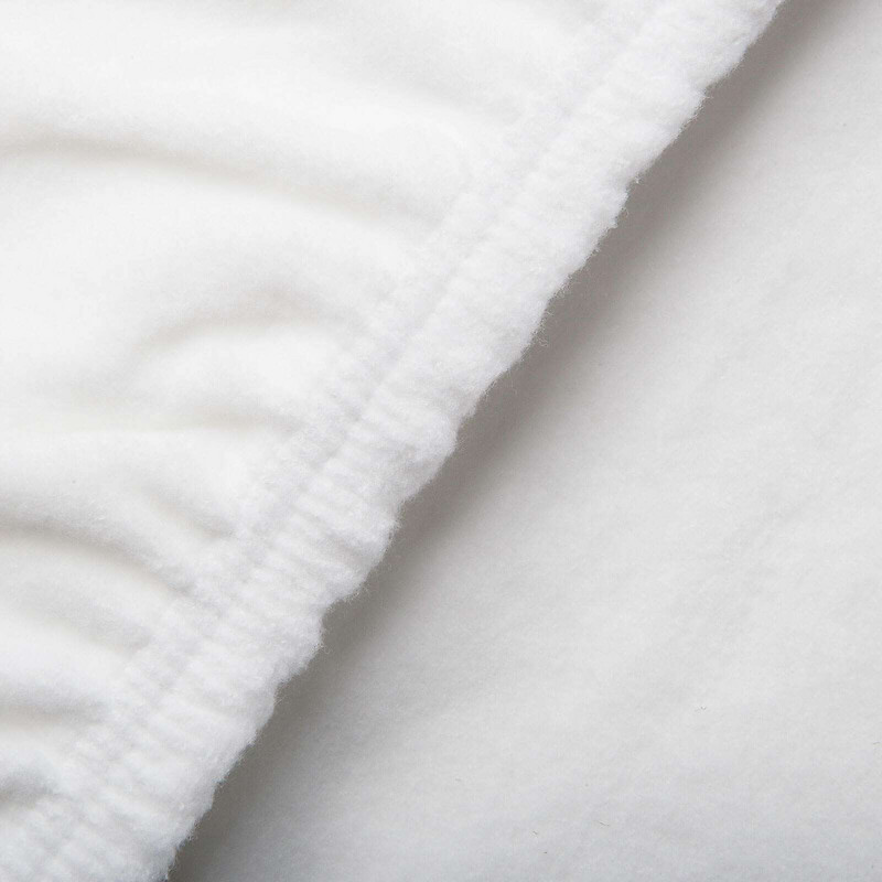 Detailaufnahme eines weißen Schonbezugs mit umlaufendem elastischem Gummizug