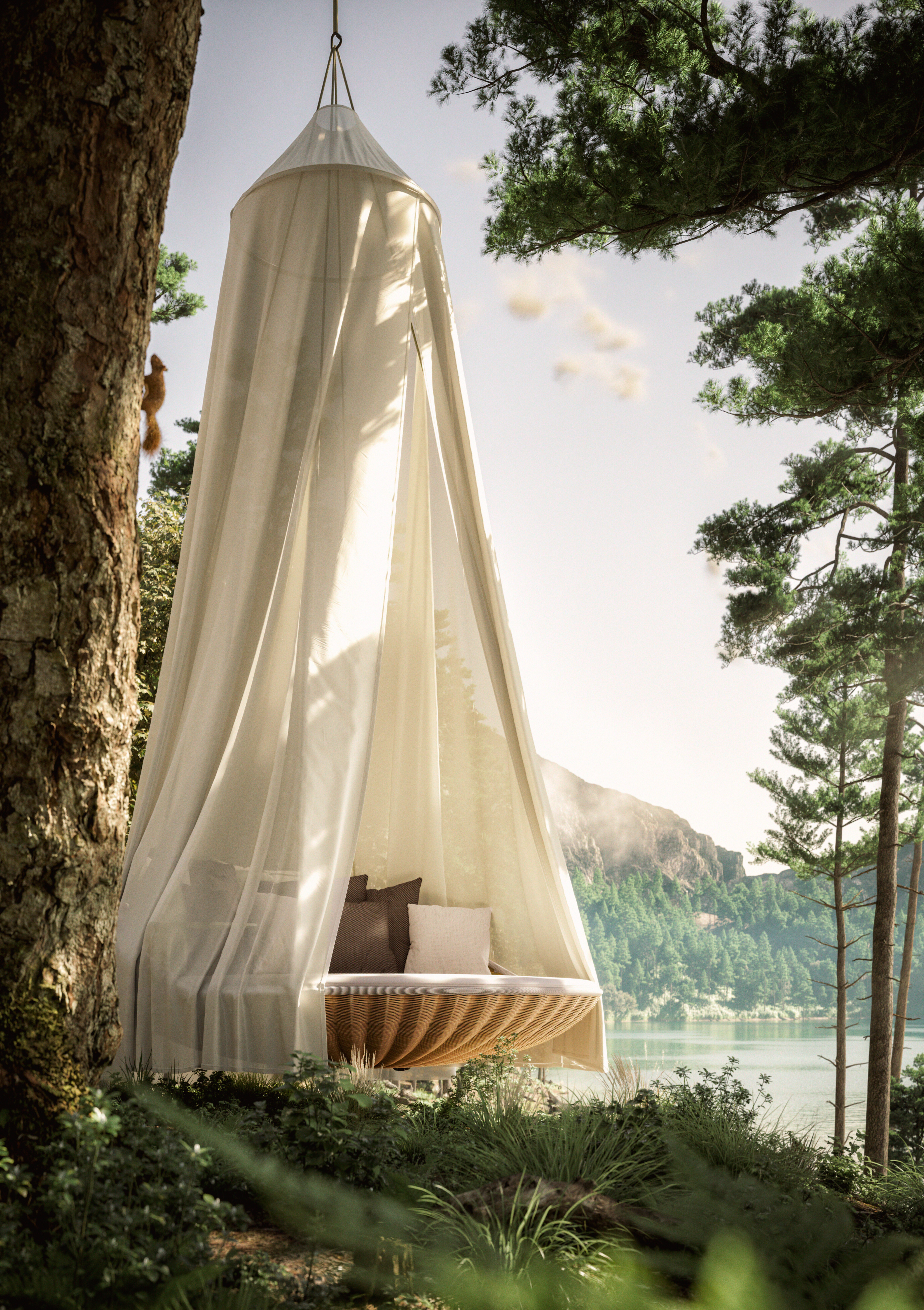 Runde Hängeliege mit Stoffbespannung zwischen Bäumen, über Seeufer und Waldlandschaft platziert