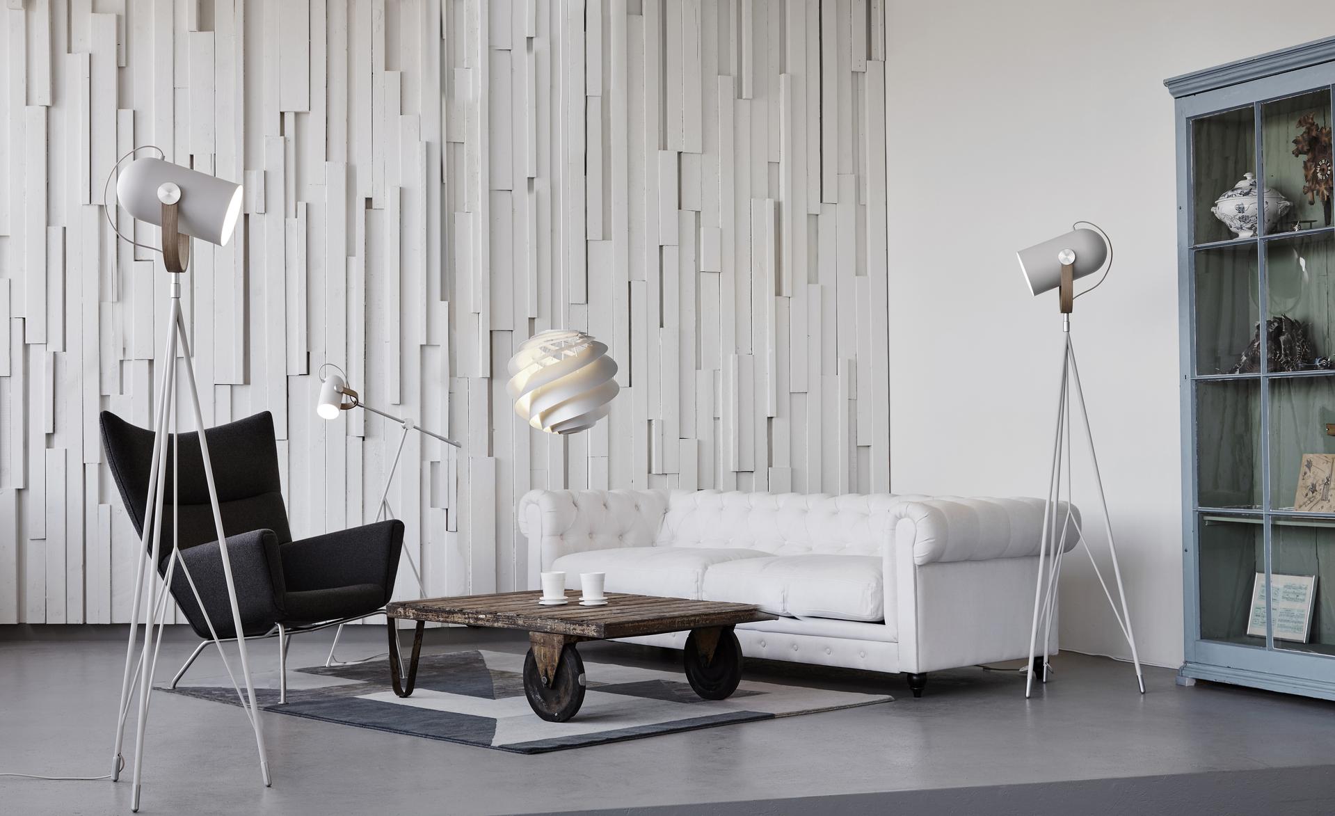 Schwarz-weiße Sitzgruppe mit drei Le Klint Stehleuchten in hellem Loftambiente