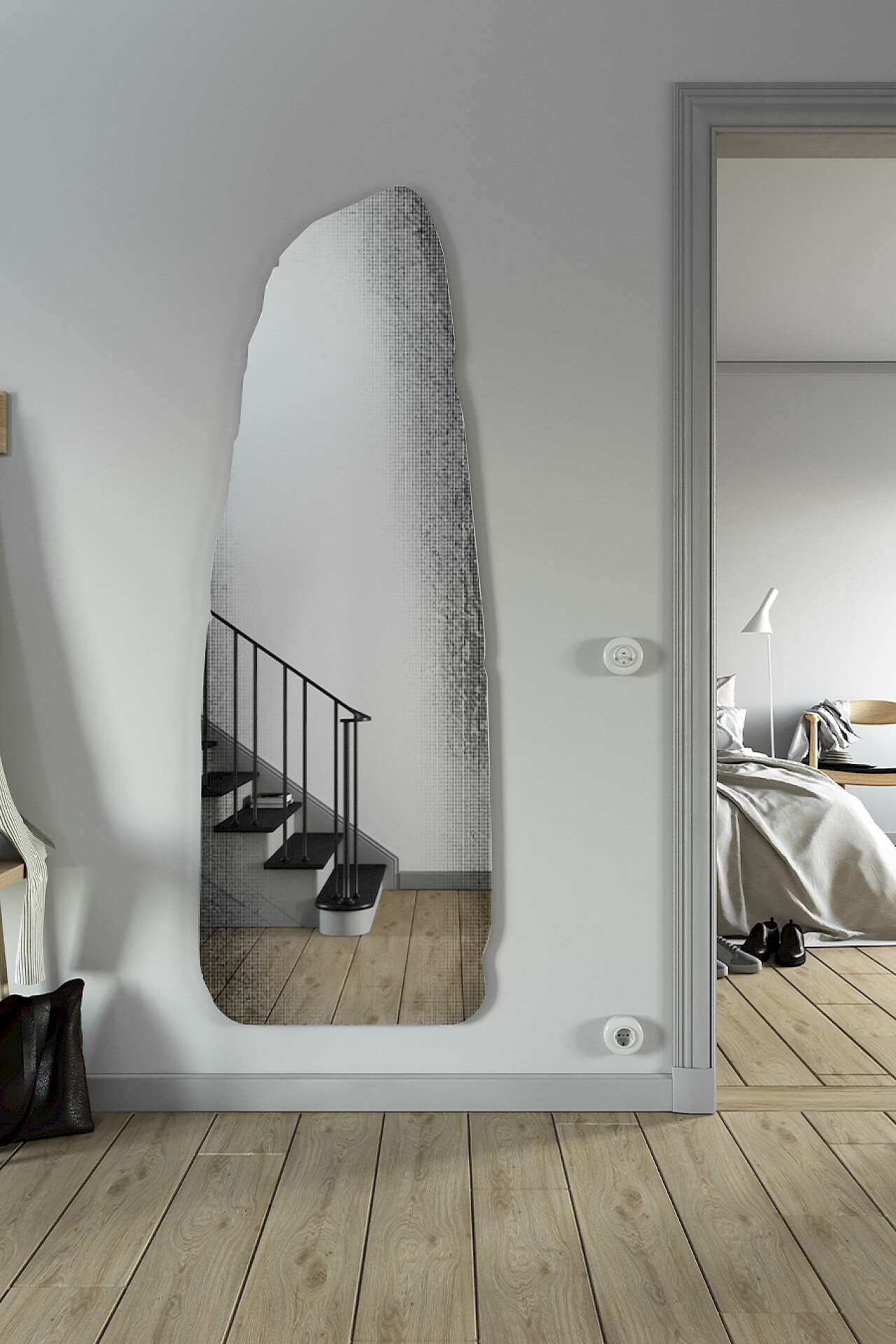 Schmaler Wandspiegel mit unregelmäßiger Form und dunklem Verlauf in modernem Flur