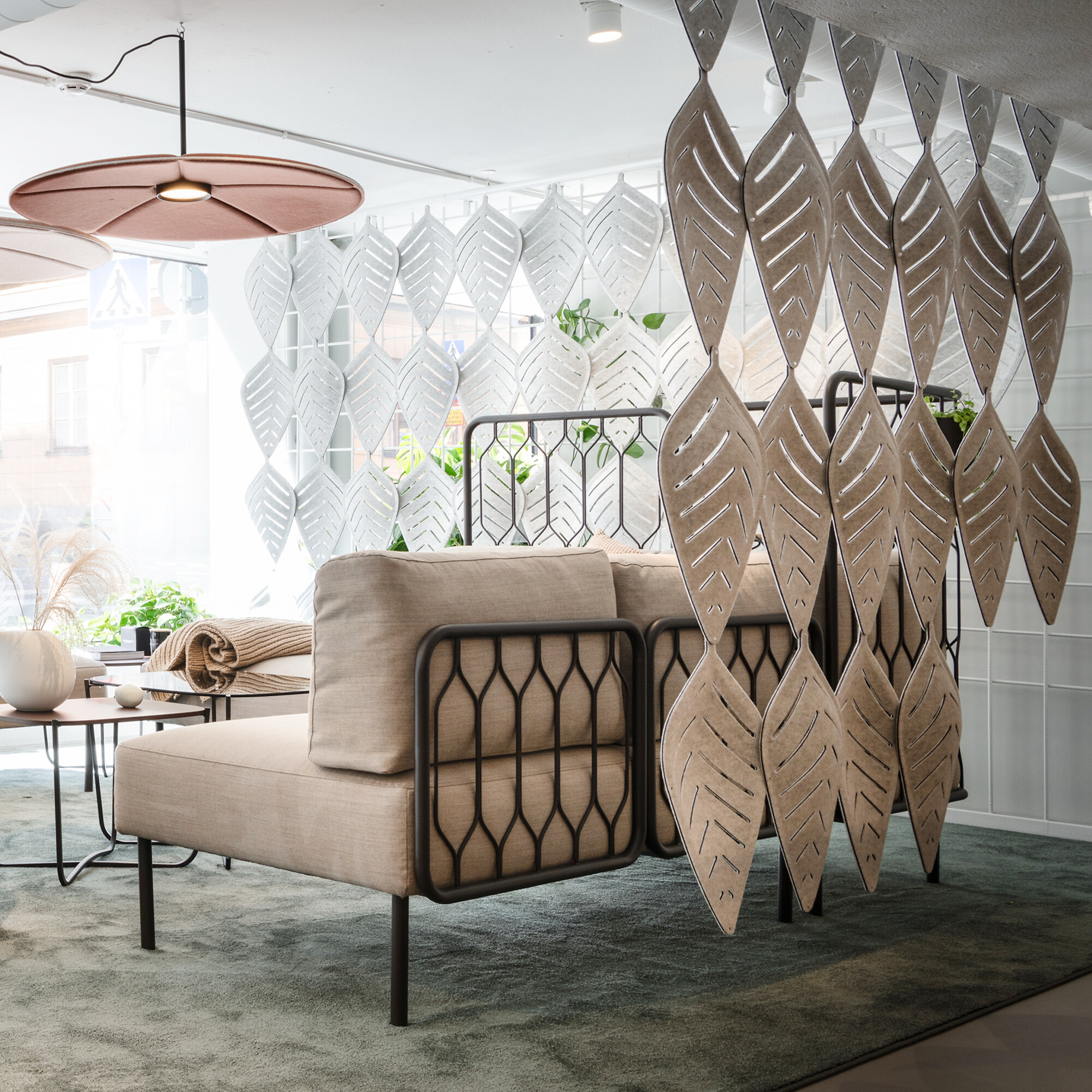 Zweisitziges Sofa, umgeben von hängenden Akustikpaneelen von Abstracta in Blattform aus Filz.