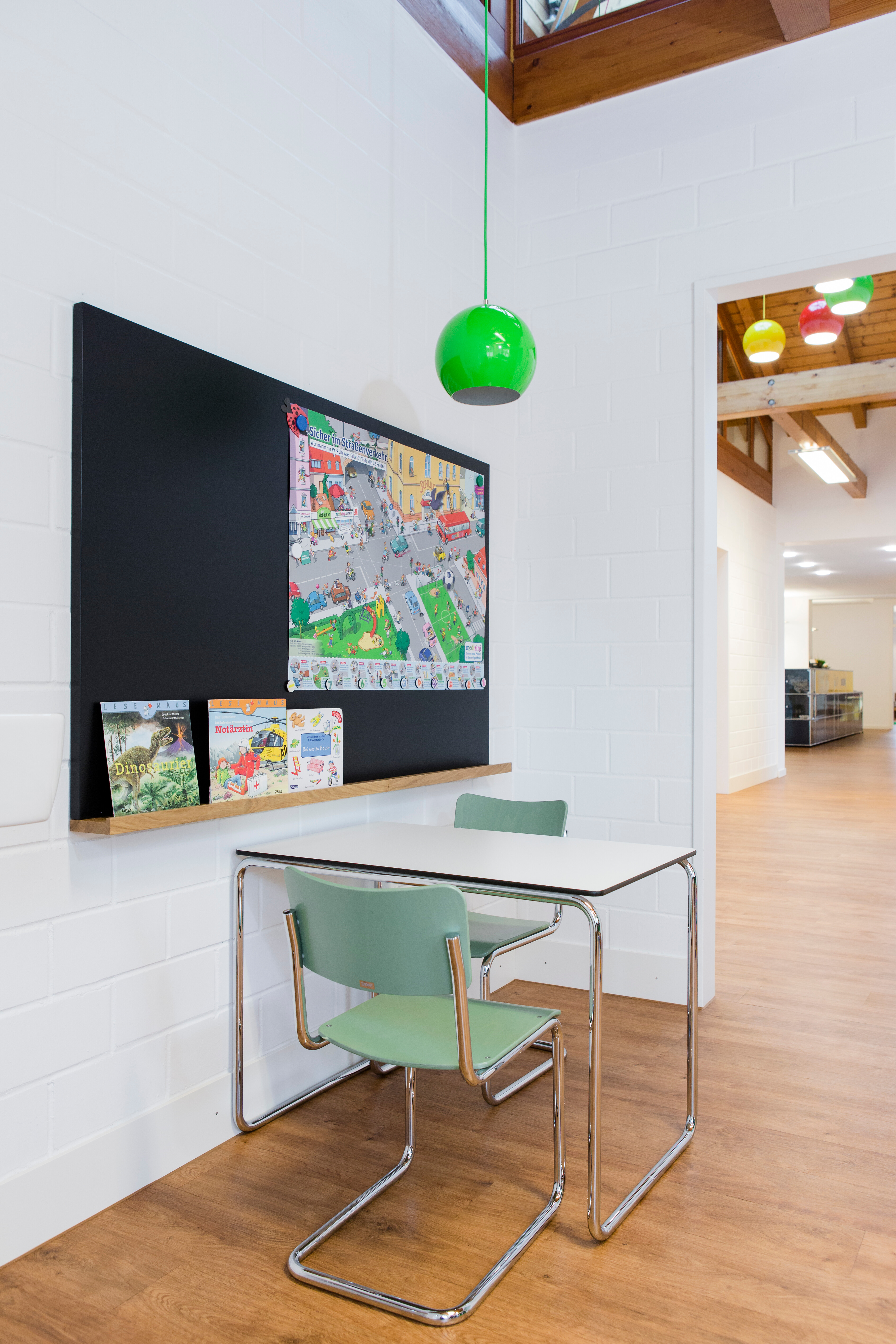 Auf dem Kinderstuhl S 43 K von Thonet können selbst die Kleinsten Platz nehmen.