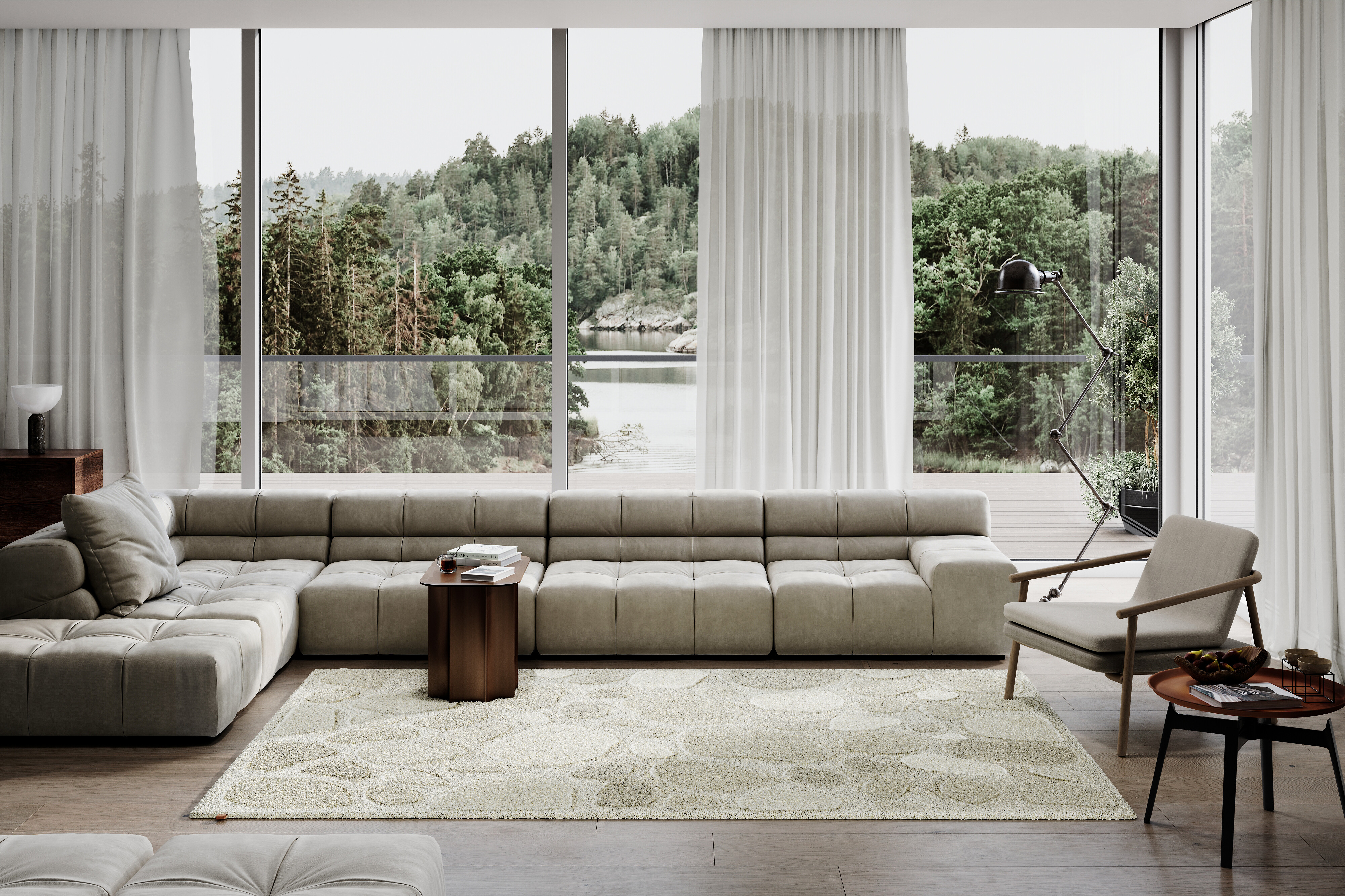 Heller Kasthall-Teppich mit großflächigem Muster in einem lichtdurchfluteten Wohnzimmer