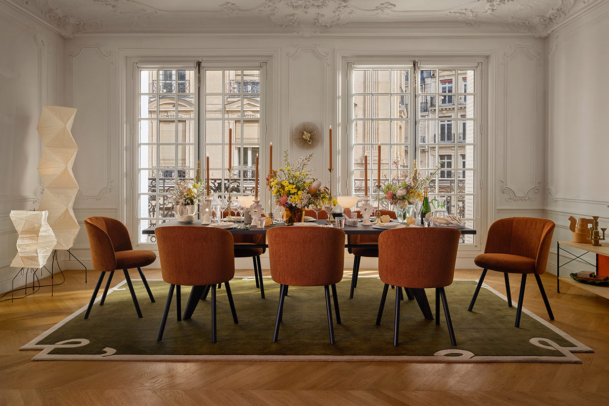 Festliches Esszimmer mit Vitra Möbeln: Mikado Stühle und Table S.A.M. Bois bilden harmonische Einheit. Akari Stehleuchten sorgen für stimmungsvolle Beleuchtung und besondere Note.