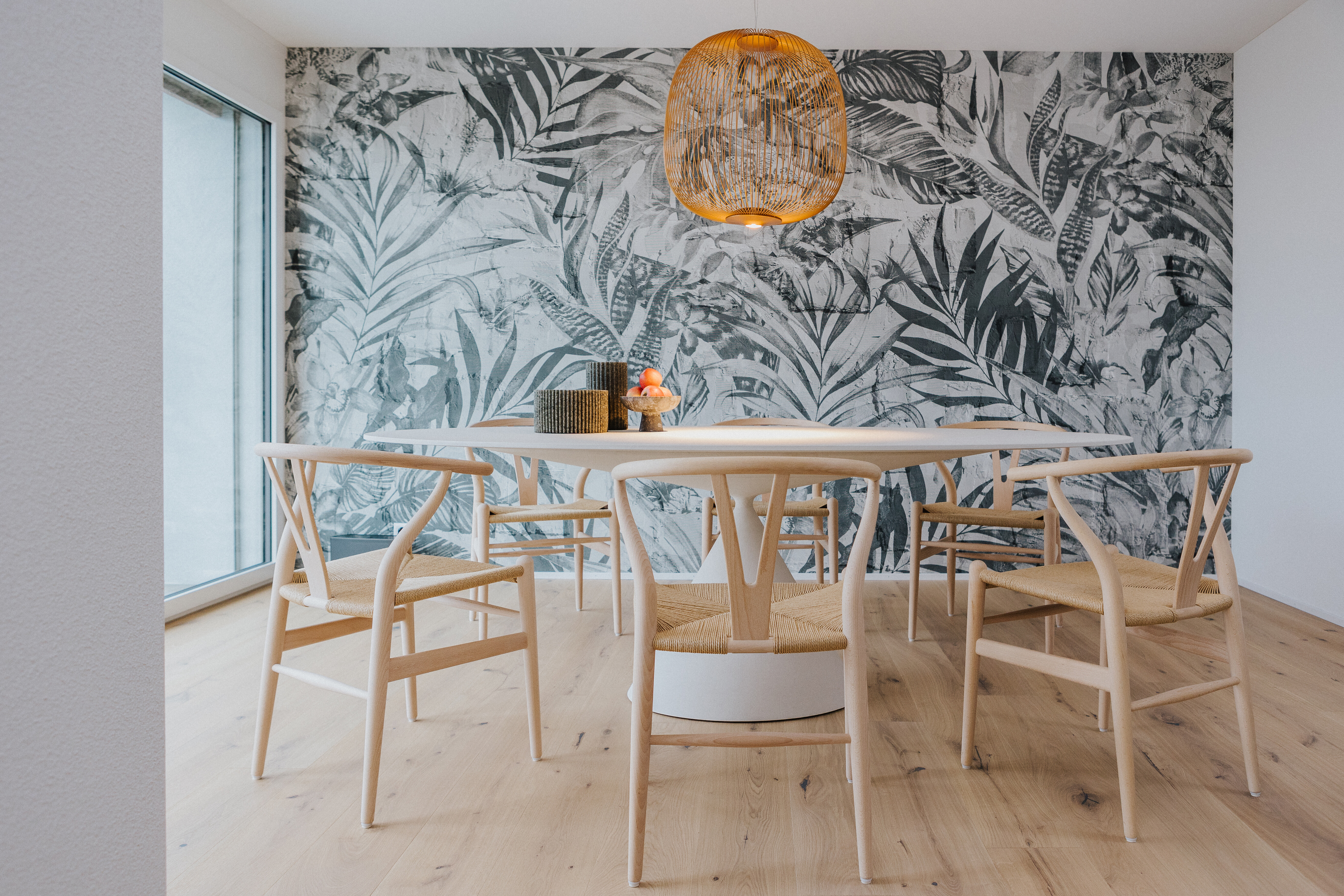 Tapete WDCO 1602 - B 441 H 247 cm 
Esstisch Clay 697
Ovale Version
Platte MDF mit Tufostein bezogen
Gestell Tufostein D61, zement bianco
Design Marc Krusin
B 218  T 120  H 75,5cm

Stuhl Y-Chair CH24
Buche geölt
Sitz Natur geflochten
incl. Filzgleiter
Desi