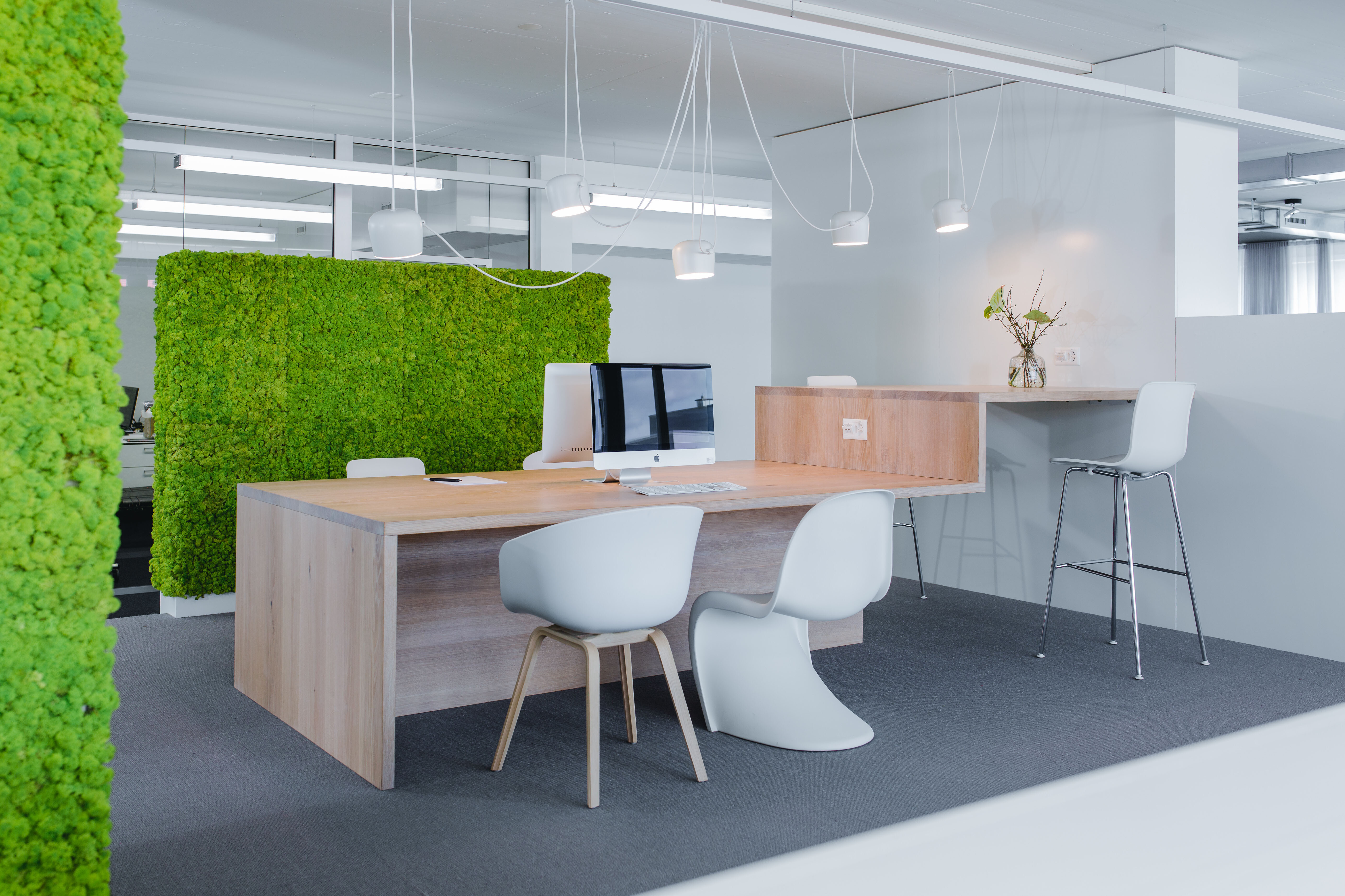 Die offenen Arbeitsbereiche werden unterteilt mit Raumtrennern aus natürlichem Moos.