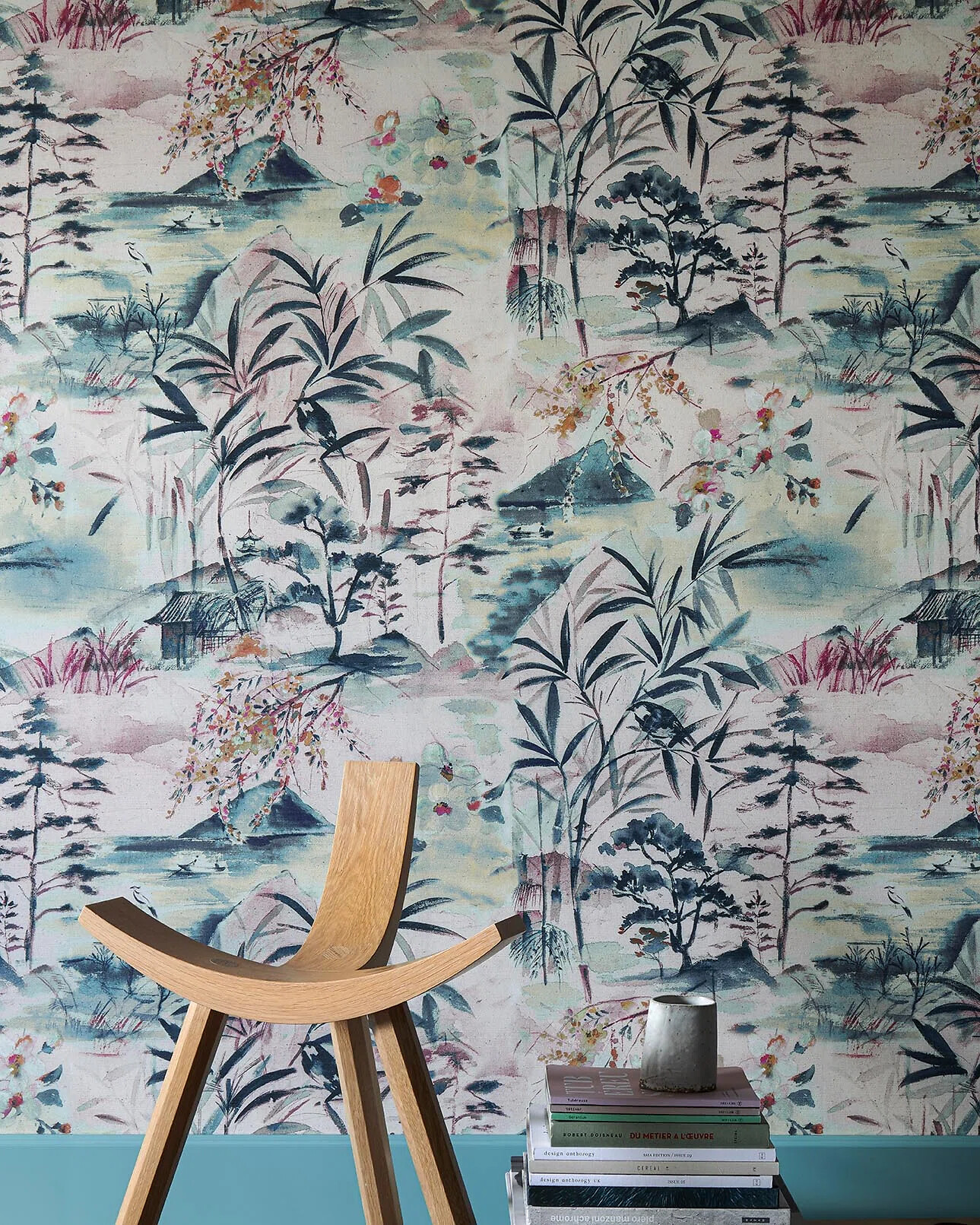 Detailreiche Tapete mit fernöstlichen Landschaftselementen in Pastellfarben
