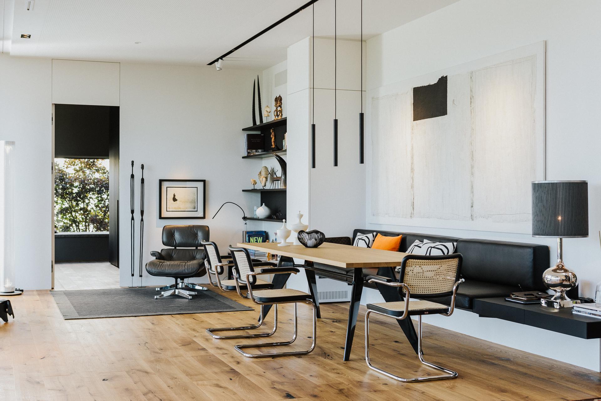 Essbereich mit EM Table, Thonet-Freischwingern S 64 V und Lounge Chair von Vitra in heller Umgebung.