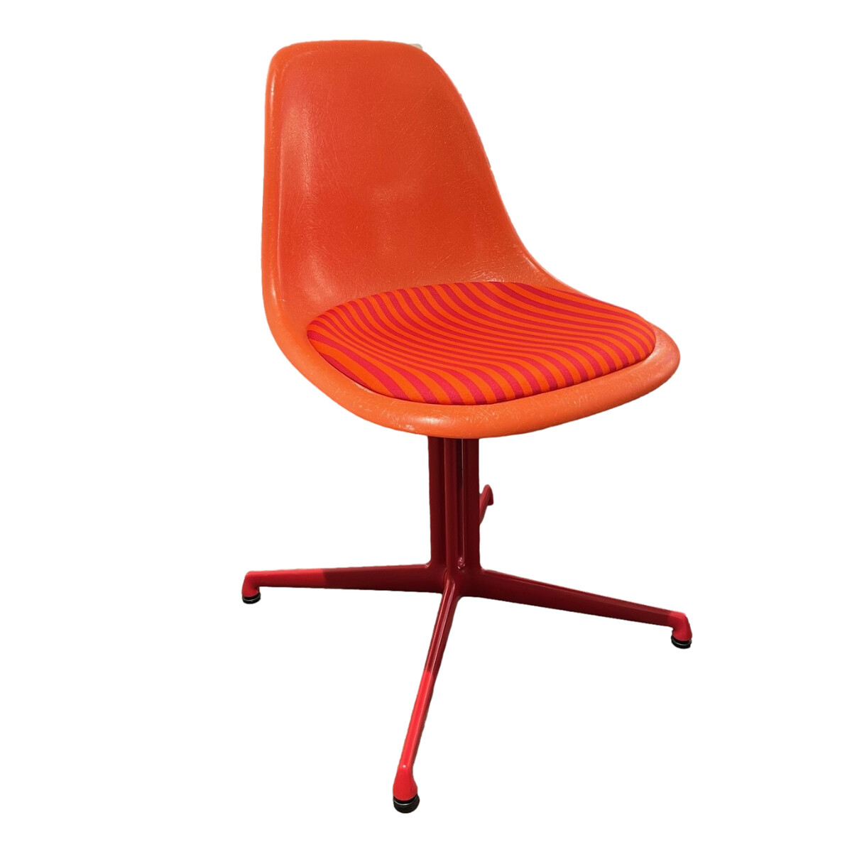 Eames Fiberglass Side Chair